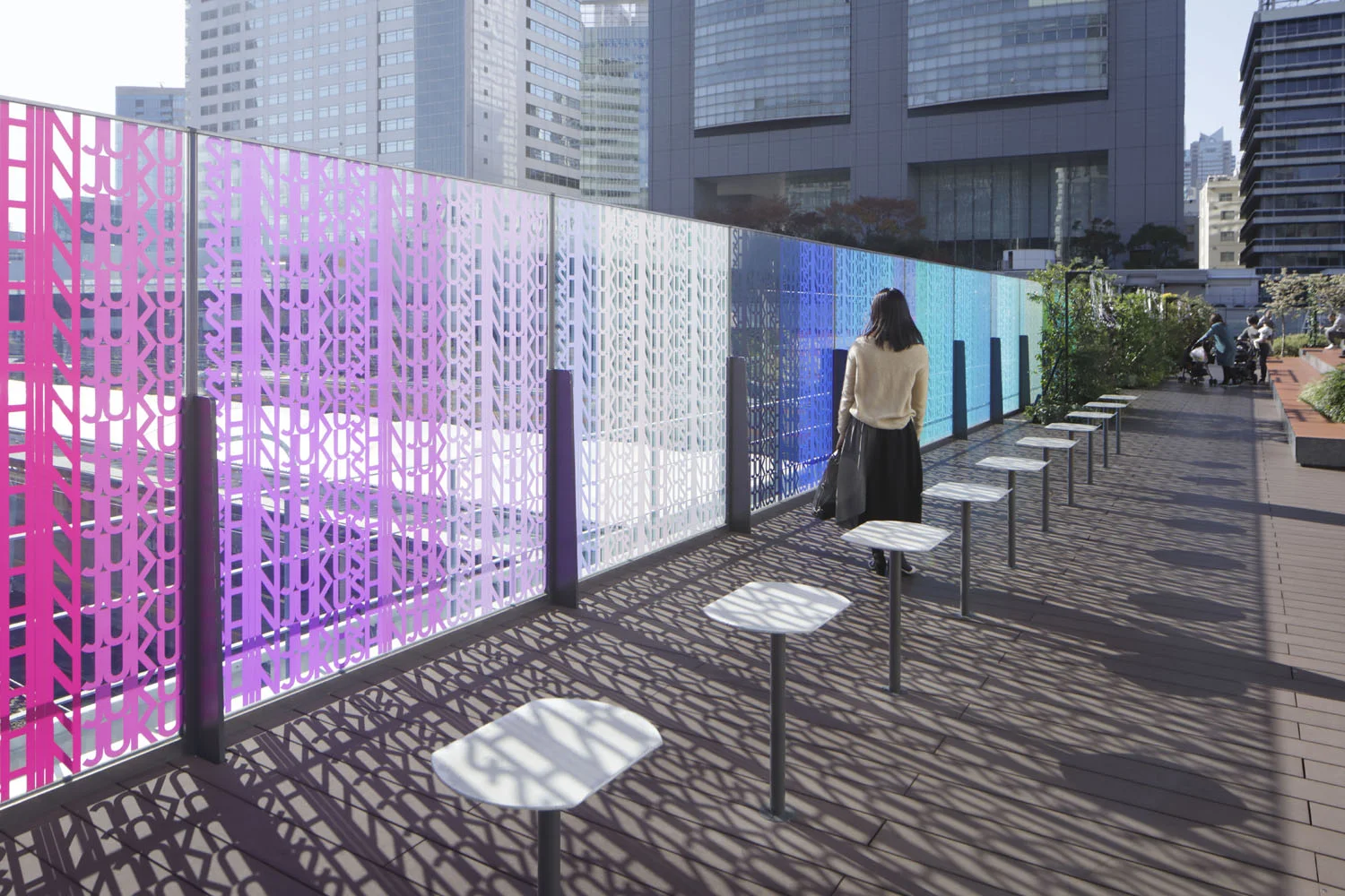 7_emmanuelle_moureaux_100_colors_25_shinjuku_station.jpg
