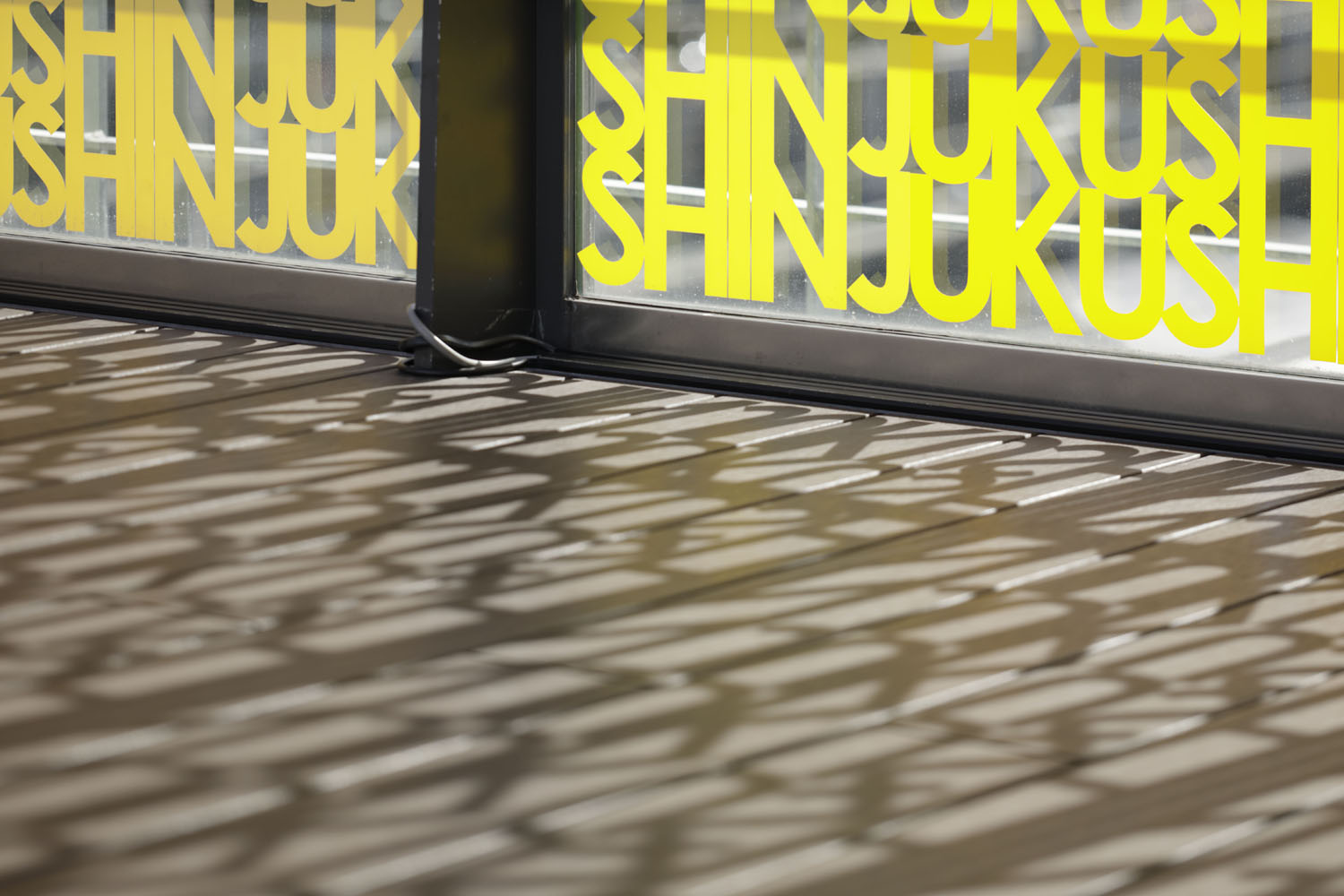 13_emmanuelle_moureaux_100_colors_25_shinjuku_station.jpg