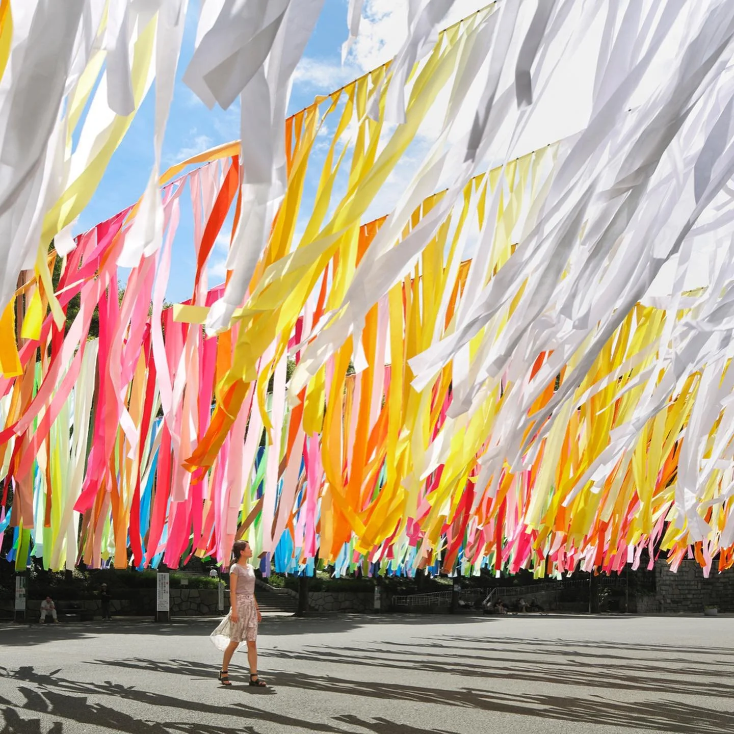 As the first &ldquo;100 colors&rdquo; outdoor installation, I have transformed the space in Shinjuku Central Park in Tokyo using full spectrum of floating colors. Having high rise buildings in the background, the 100 colored strands dance in the bree