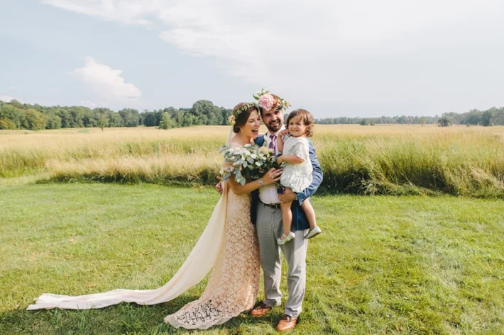 Family photo! Hudson Valley Wedding/ Photography by Shannen Natasha/ Floral by Stone Fox Bride