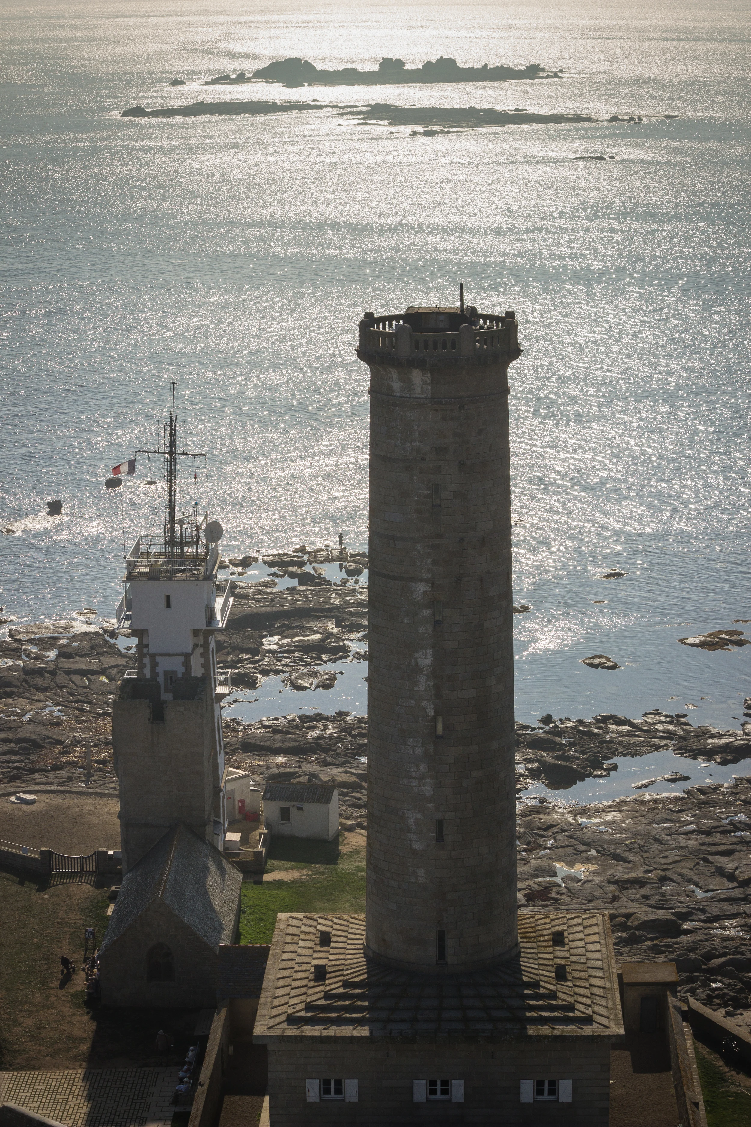  Pointe de Penmarc'h, Blick vom Phare d'Eckmühl auf  das Leuchtfeuer 'Vieille tour', die Kapelle Saint-Pierre und&nbsp;den&nbsp;Phare de Penmarc’h, &nbsp;September 2014 