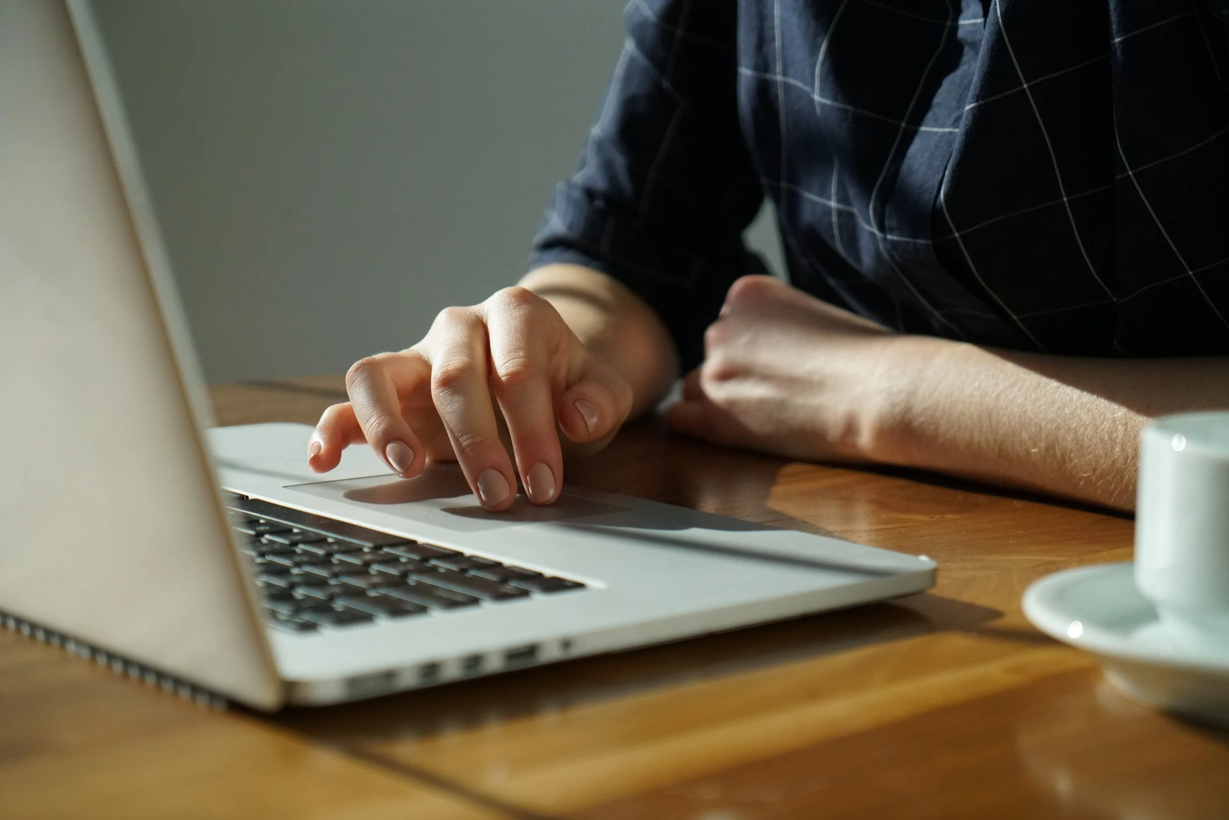 person-using-laptop_4460x4460.jpg