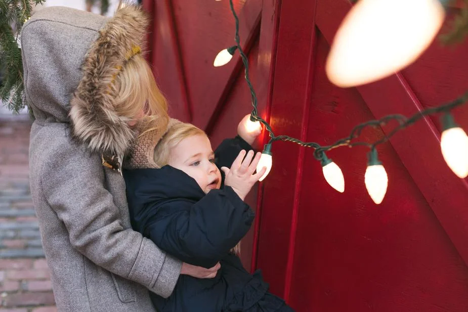 sisters-playing-with-christmas-lights_925x.jpg
