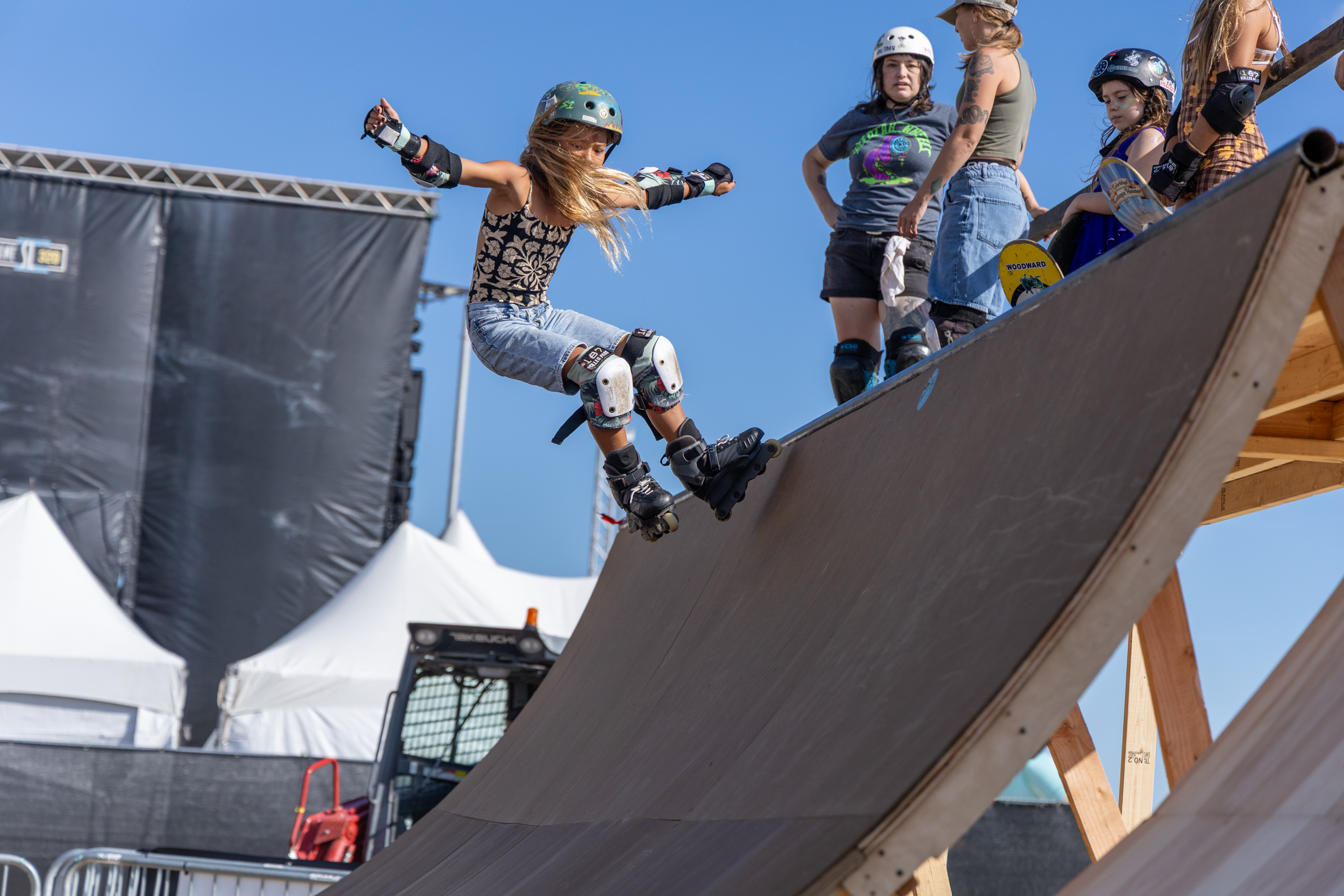 SupergirlSundaySkate-95.png