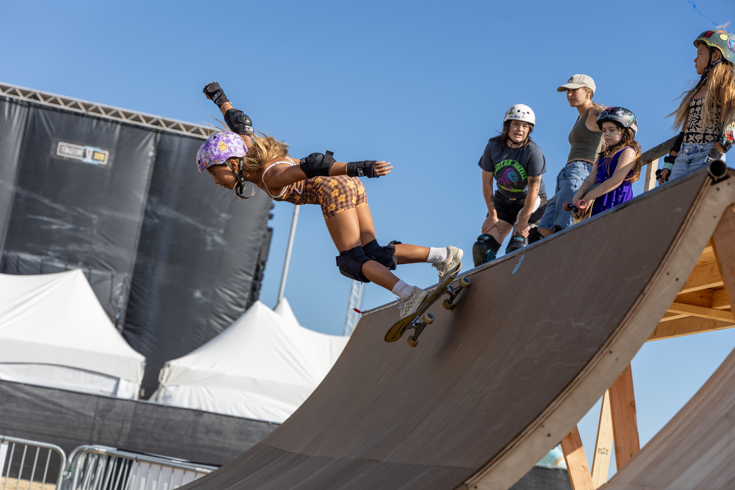 SupergirlSundaySkate-84.png