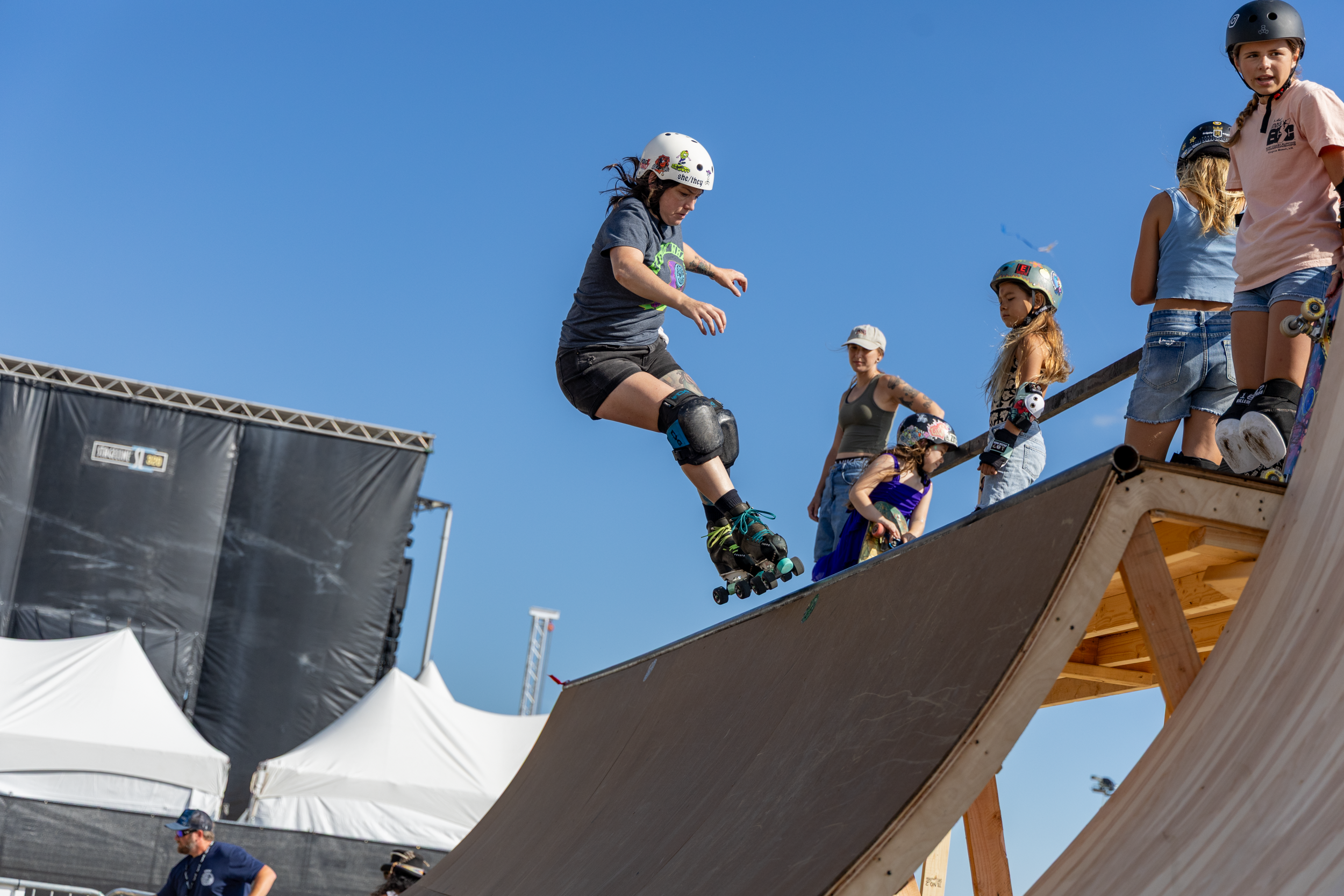 SupergirlSundaySkate-74.png