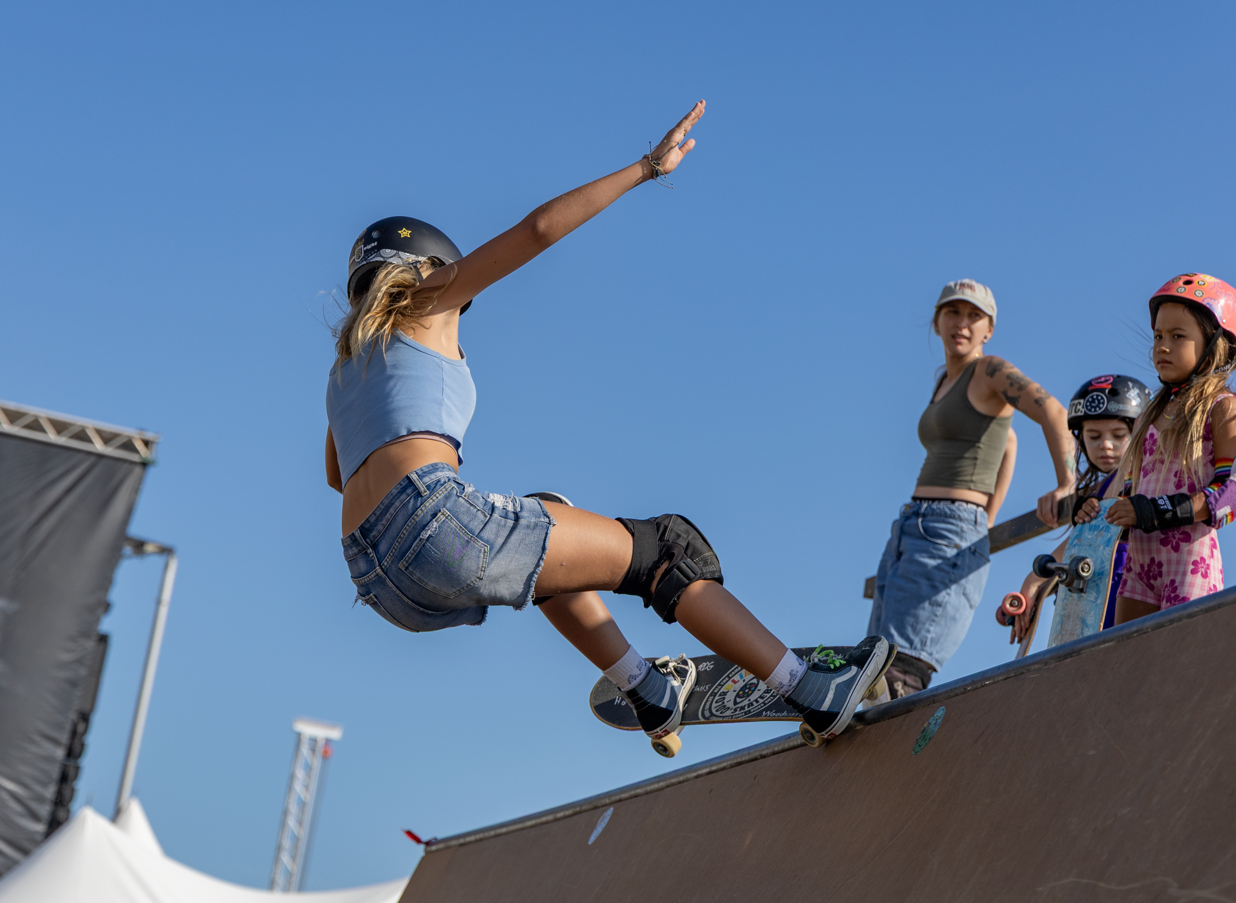 SupergirlSundaySkate-70.png