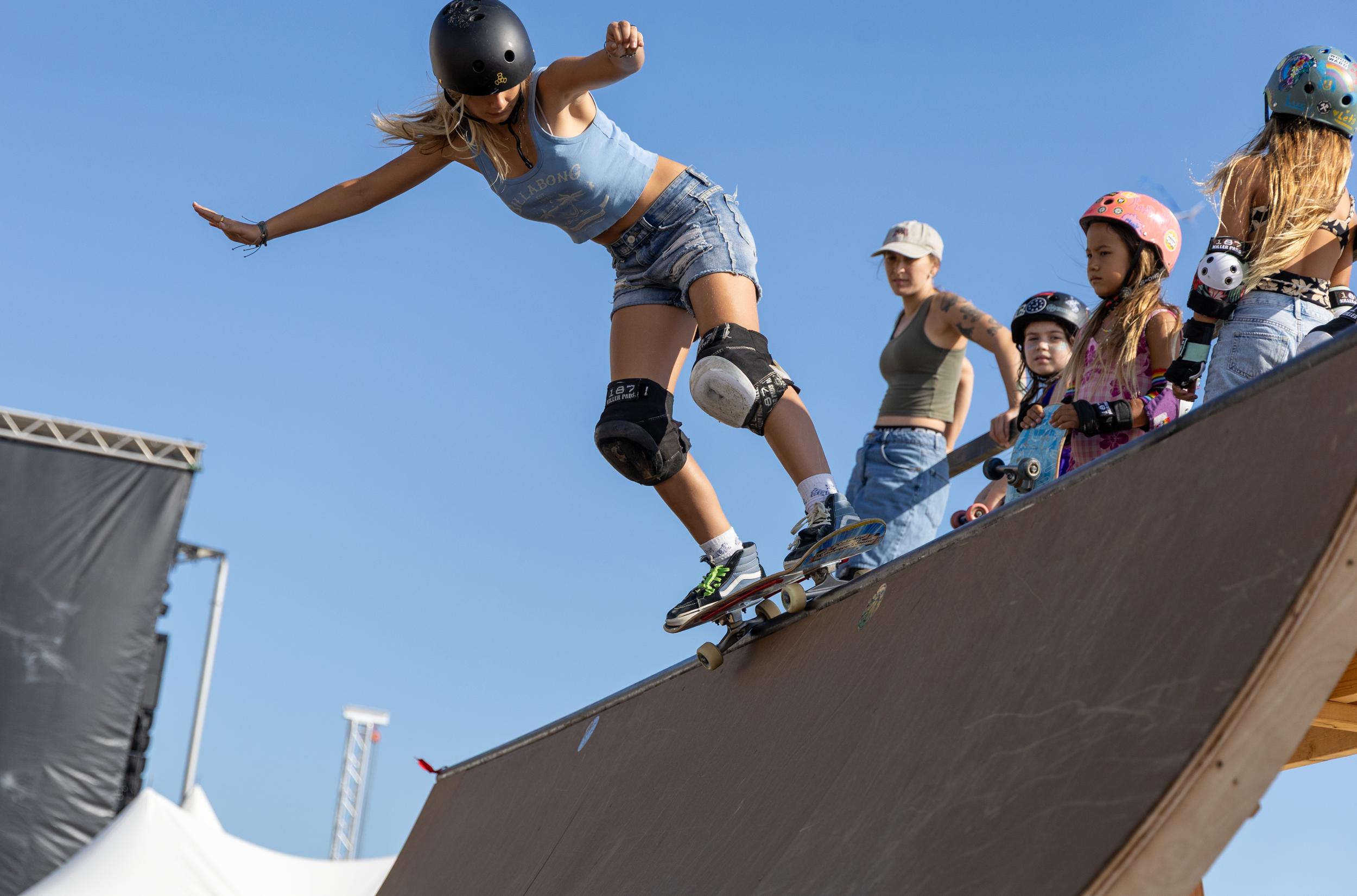 SupergirlSundaySkate-69.png