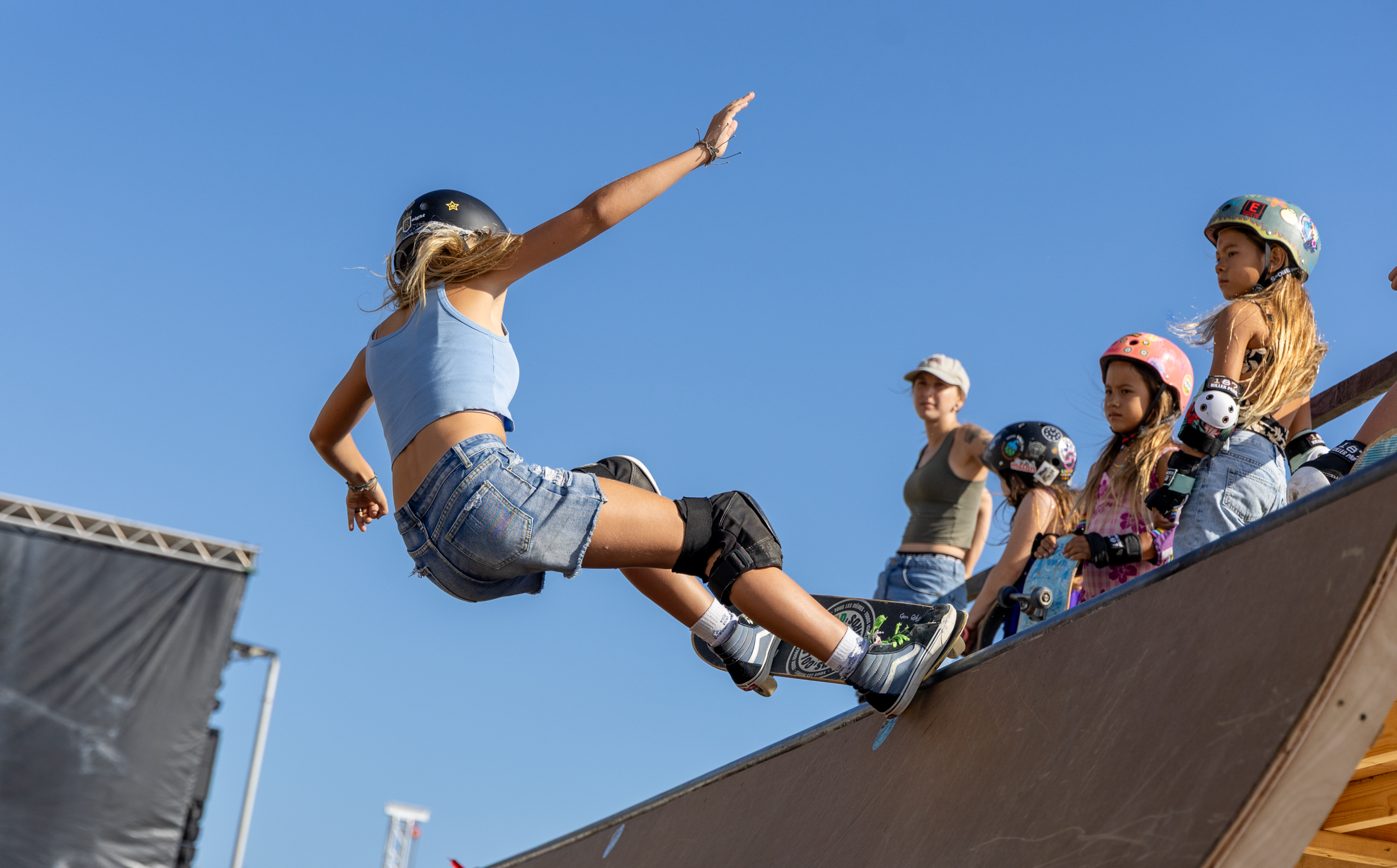 SupergirlSundaySkate-67.png