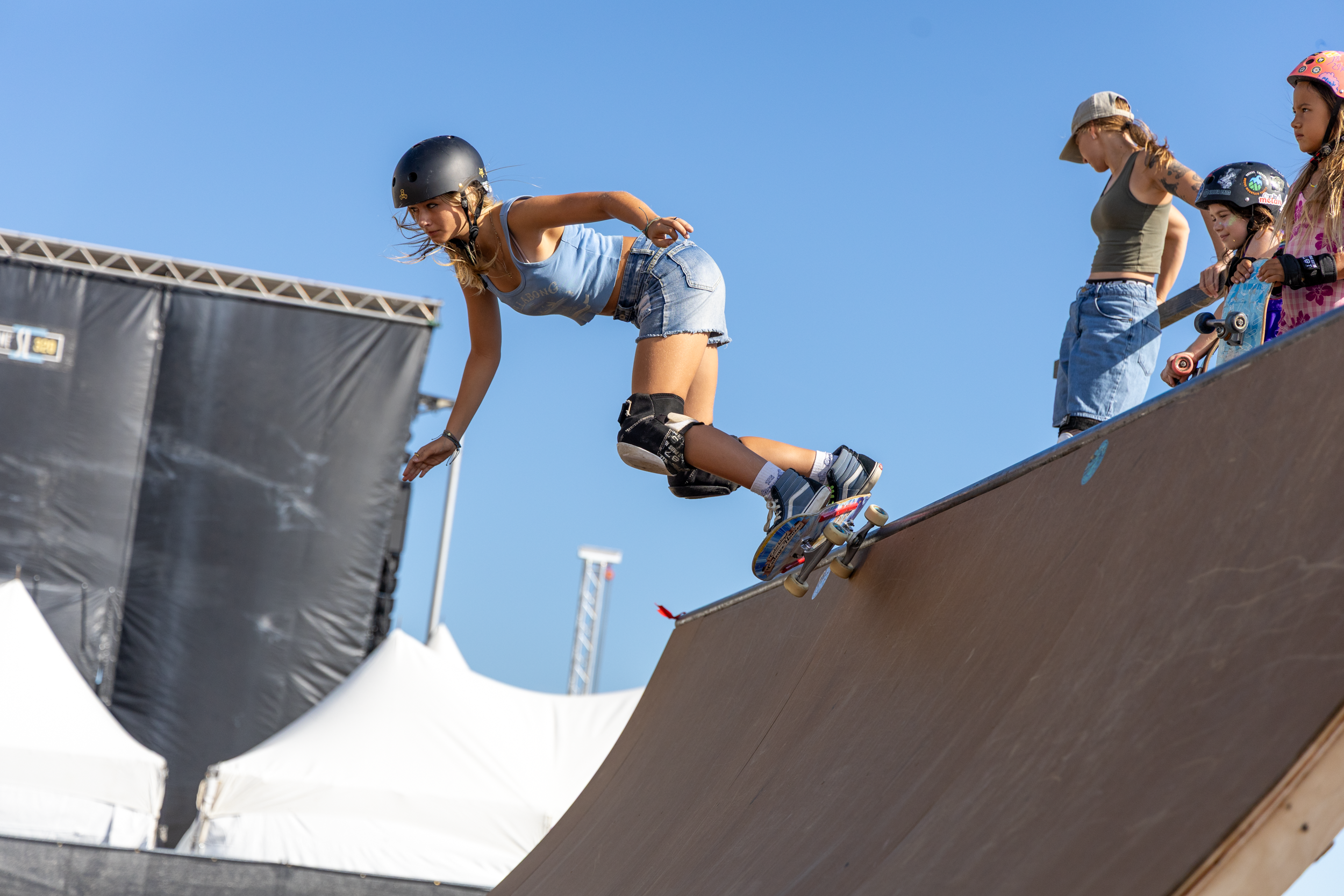 SupergirlSundaySkate-64.png