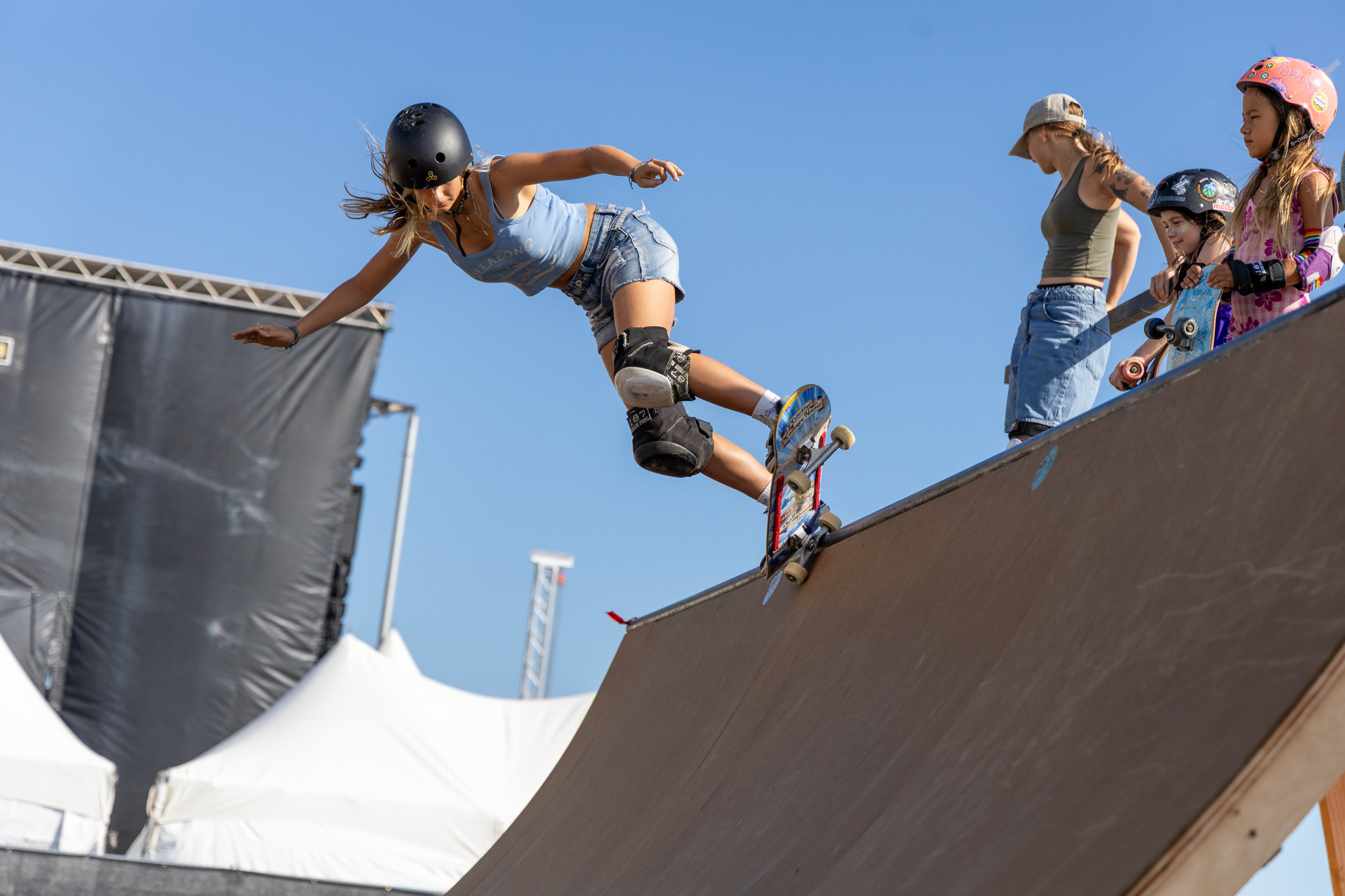 SupergirlSundaySkate-63.png