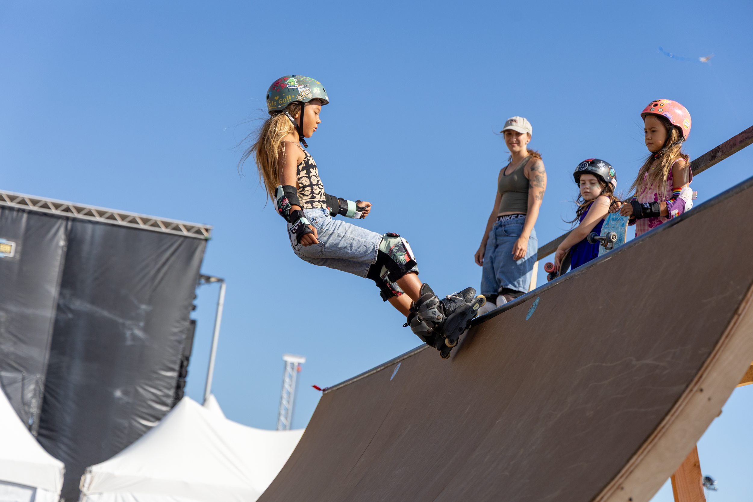 SupergirlSundaySkate-57.png
