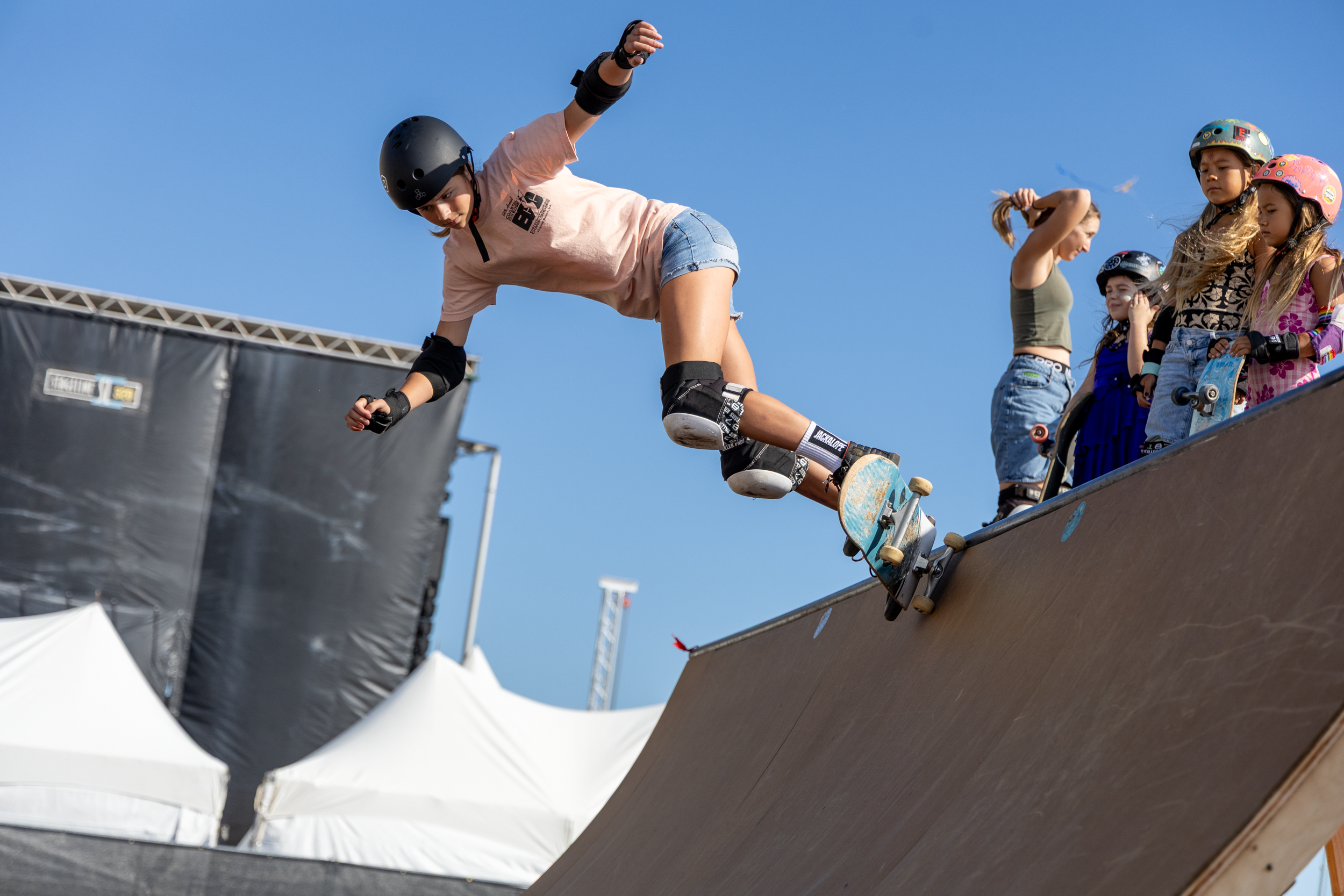SupergirlSundaySkate-44.png