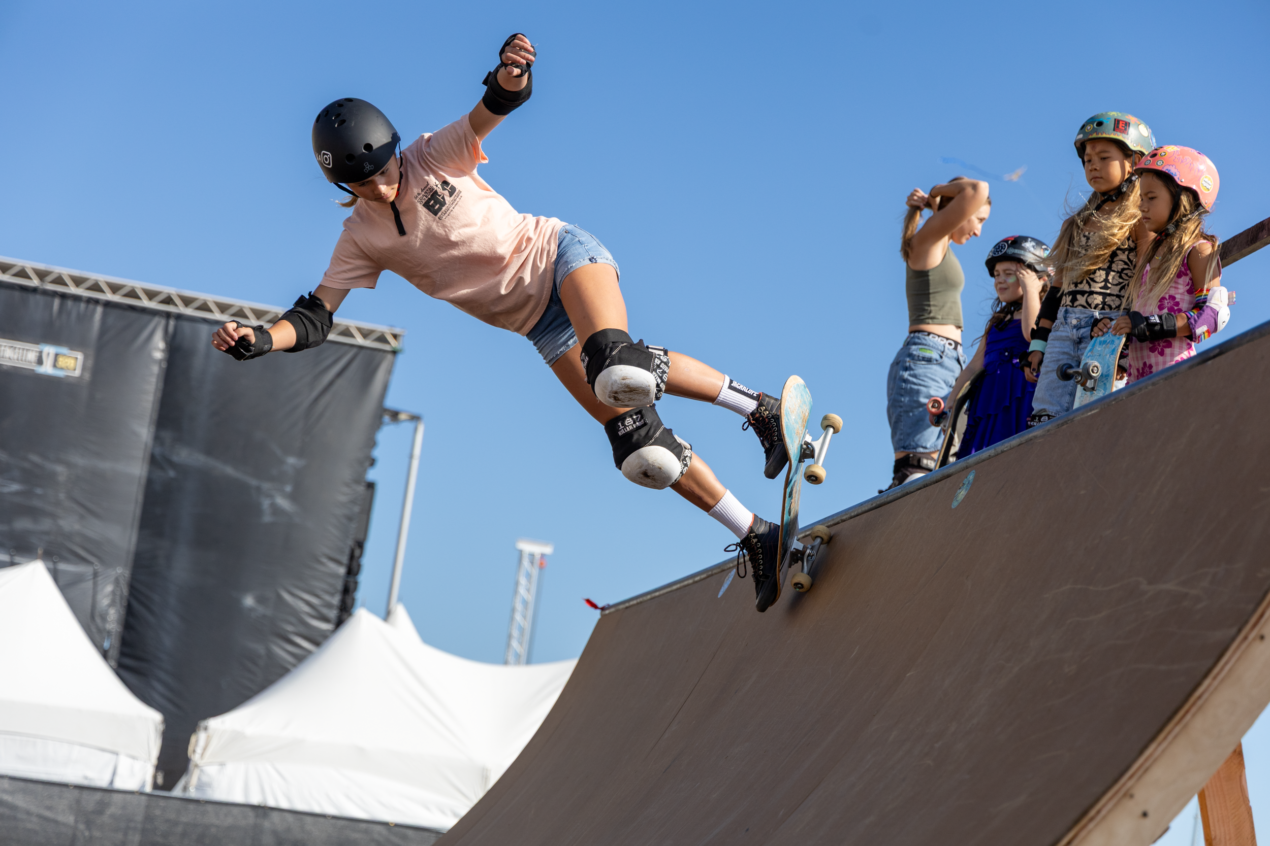 SupergirlSundaySkate-43.png