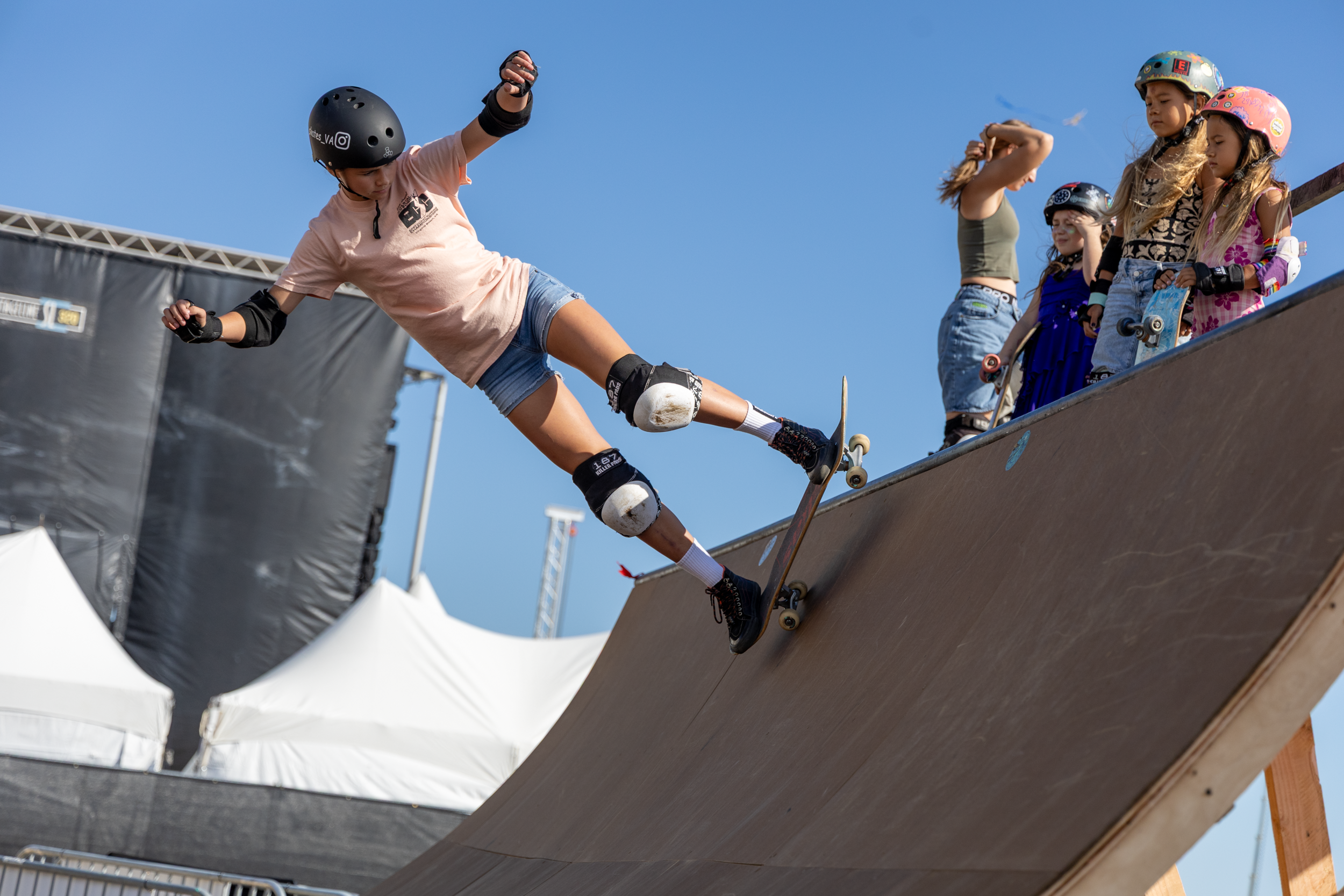 SupergirlSundaySkate-42.png
