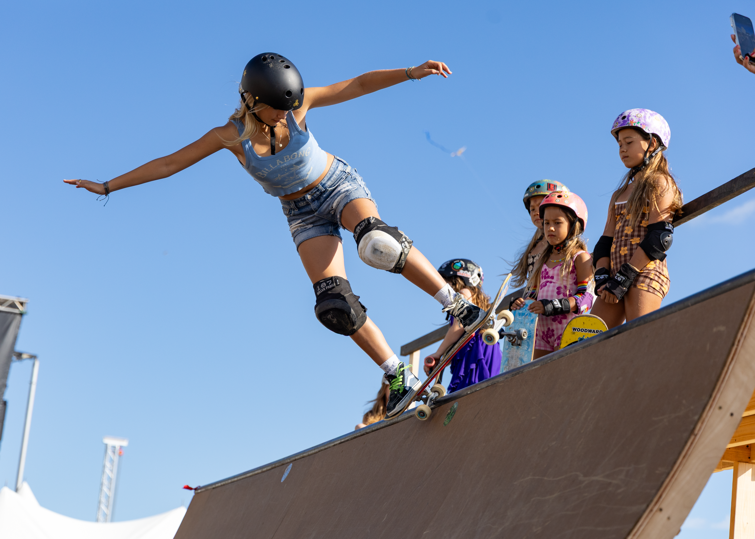 SupergirlSundaySkate-22.png