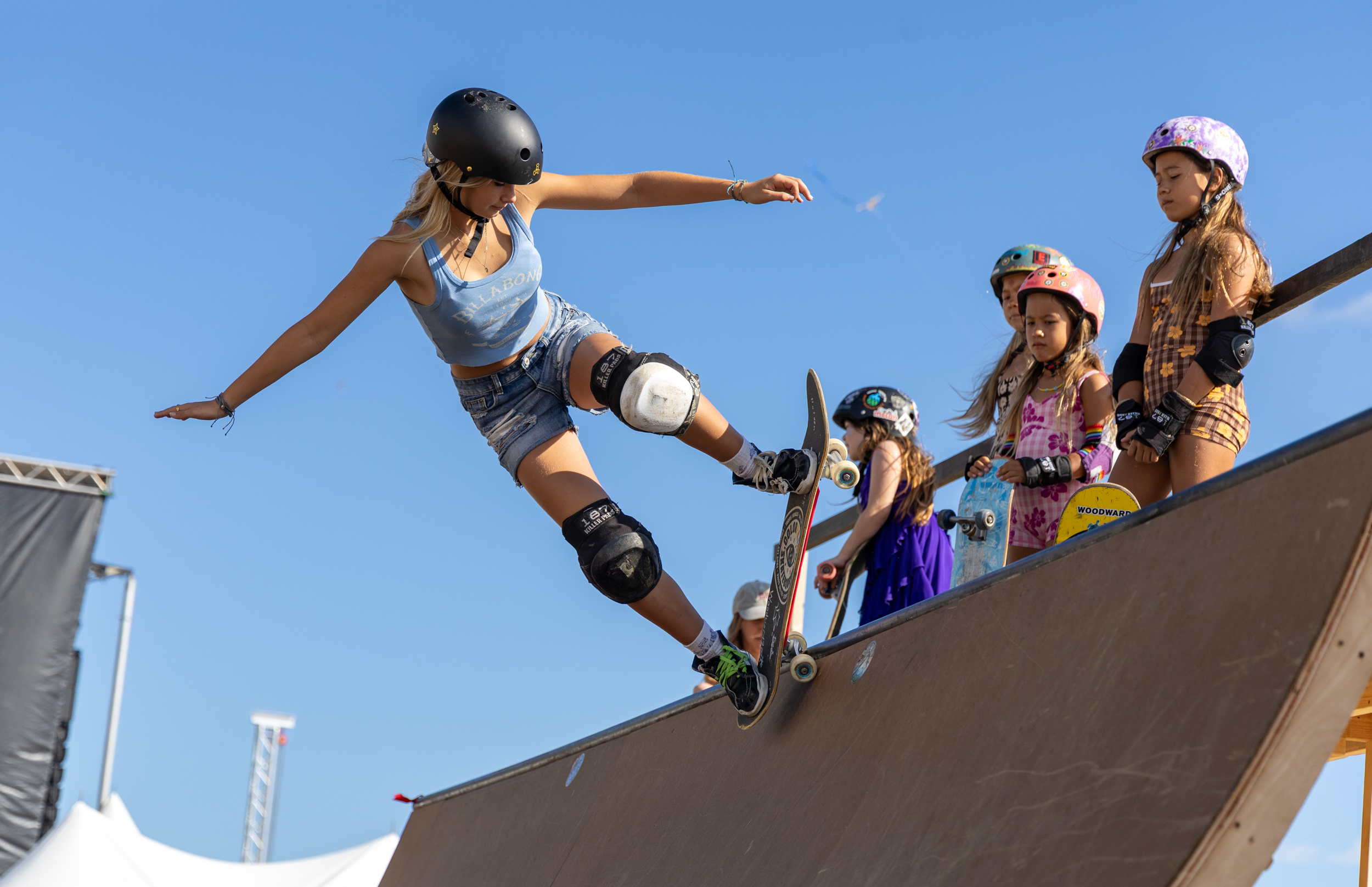 SupergirlSundaySkate-21.png