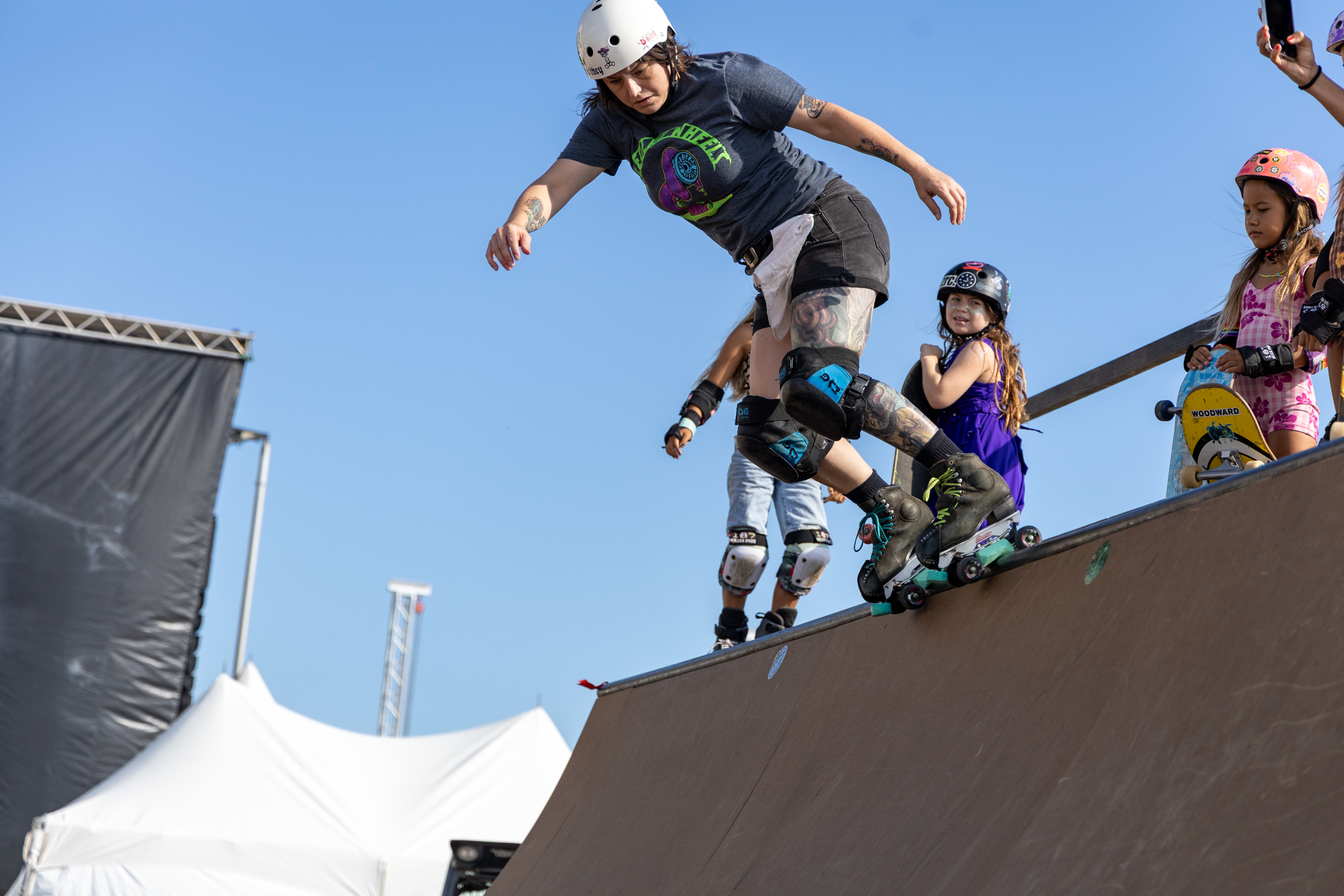 SupergirlSundaySkate-18.png