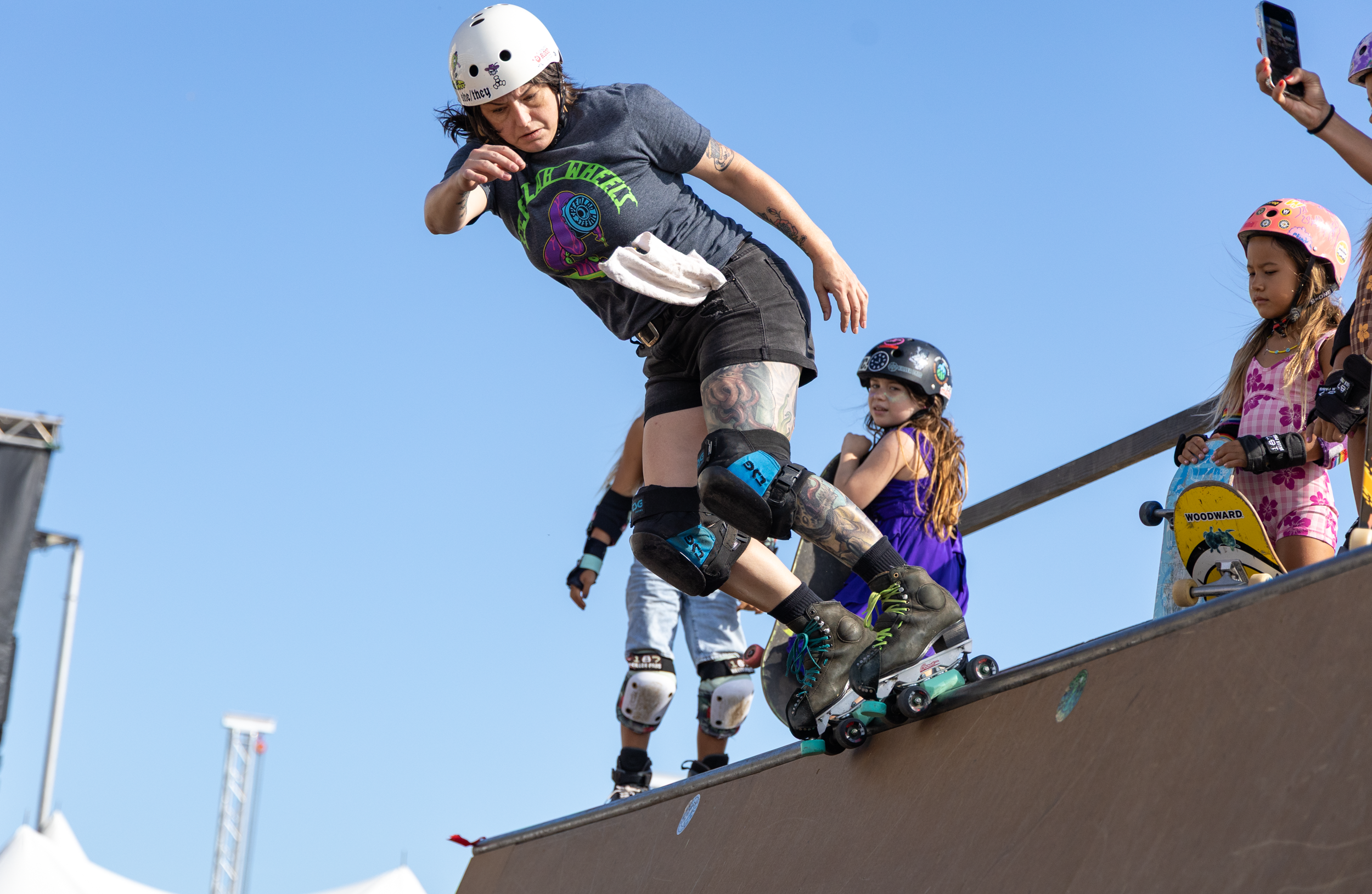 SupergirlSundaySkate-17.png
