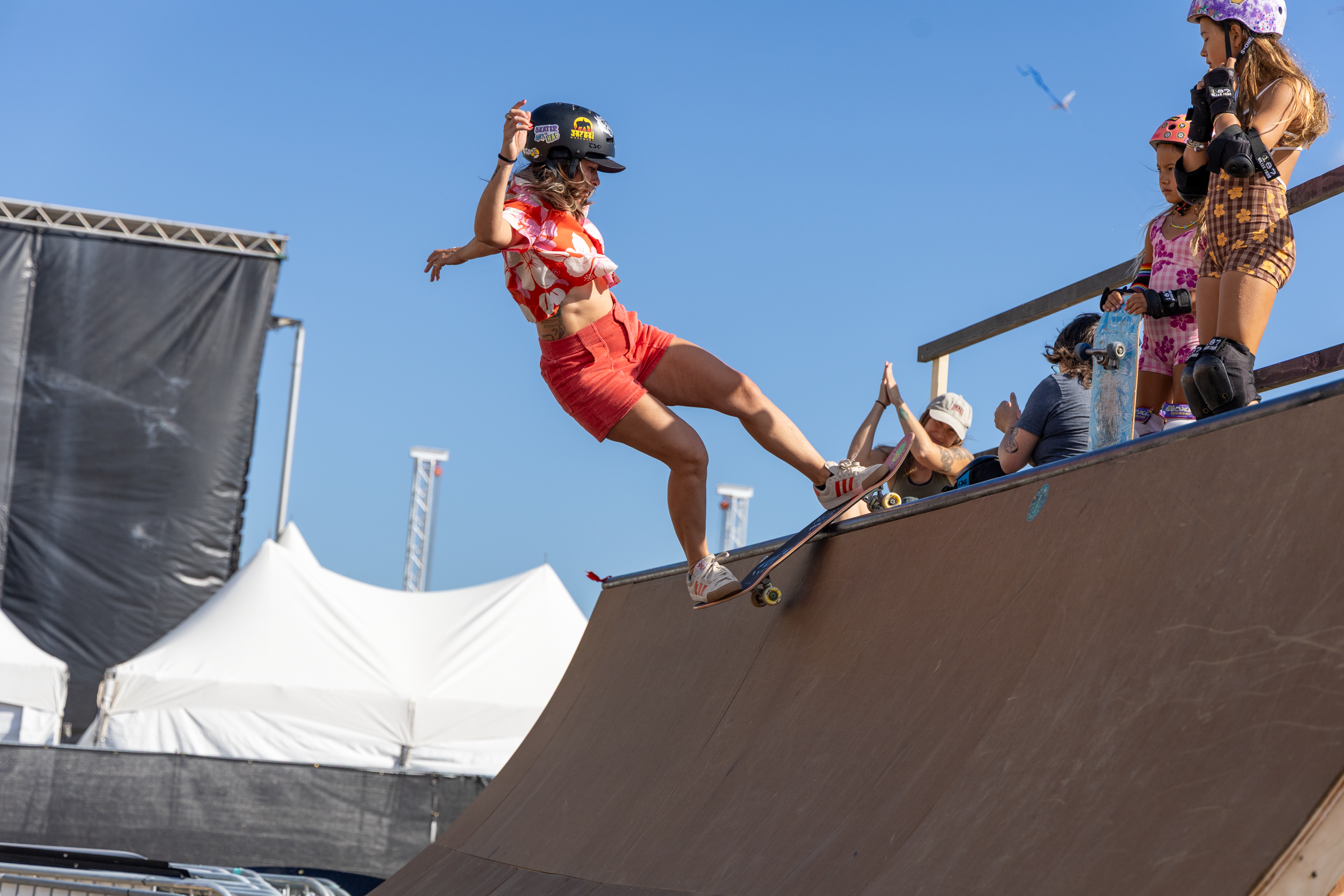 SupergirlSundaySkate-4.png