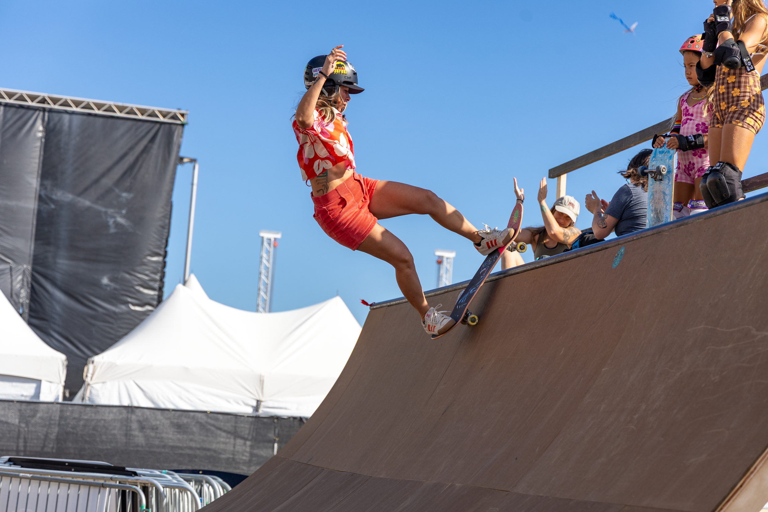 SupergirlSundaySkate-3.png
