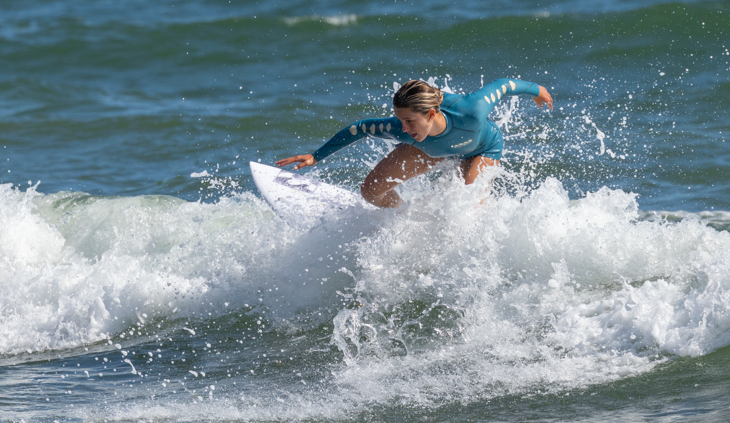 SupergirlSundayBeachLens-66.png