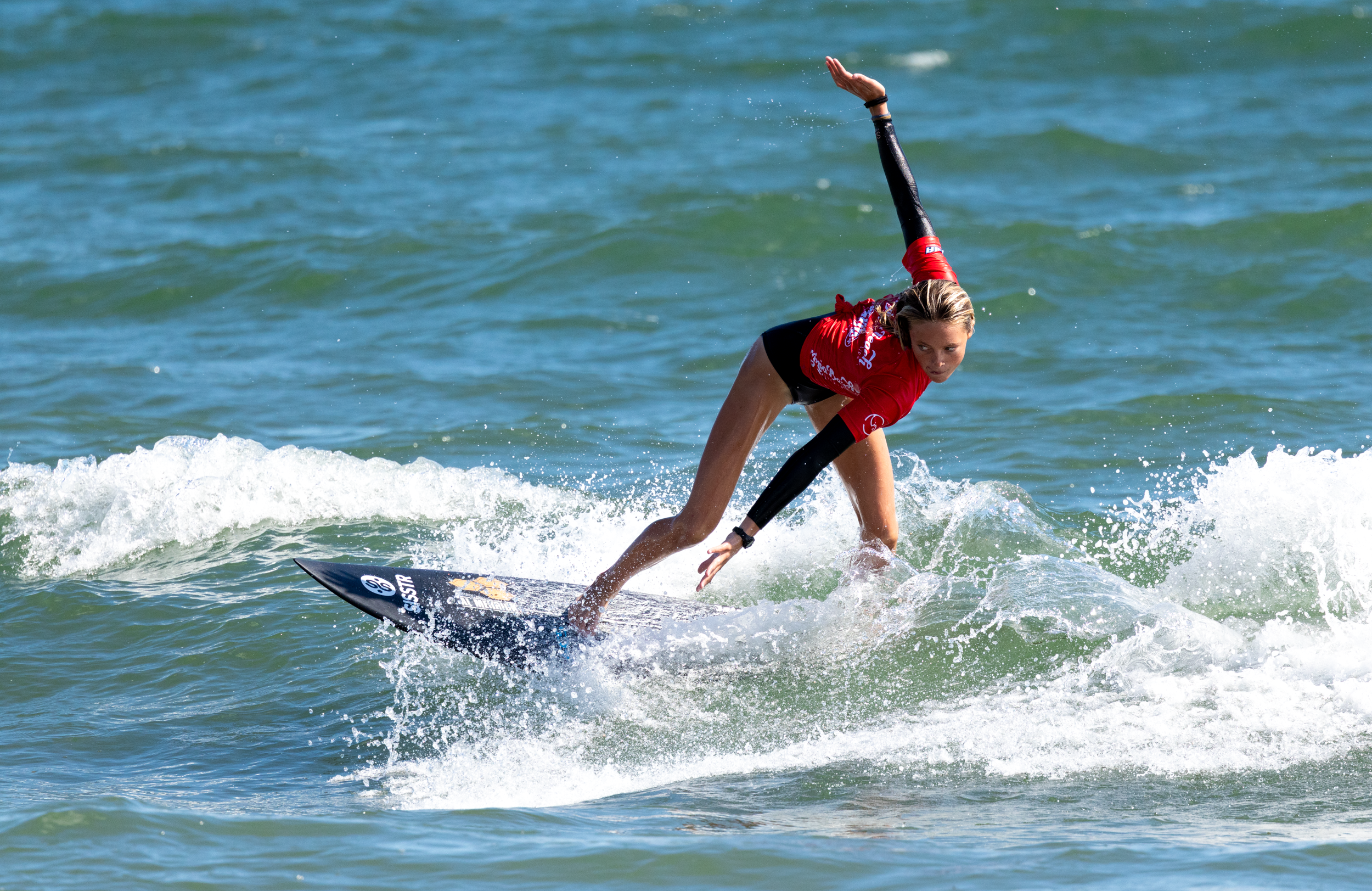 SupergirlSundayBeachLens-70.png