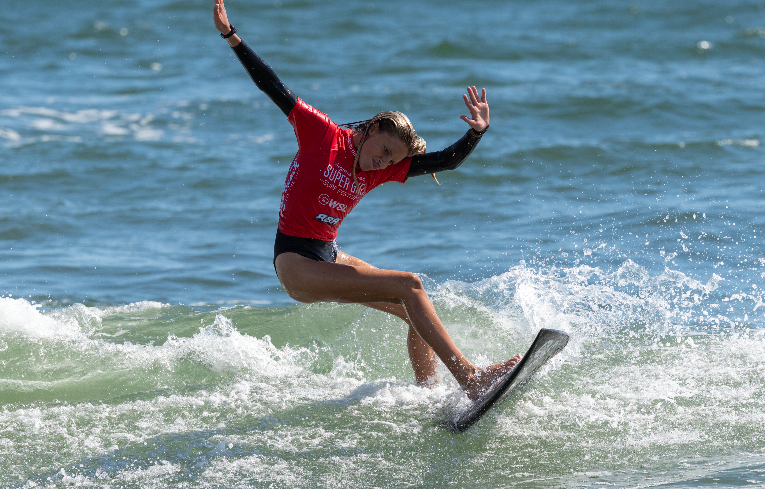 SupergirlSundayBeachLens-86.png