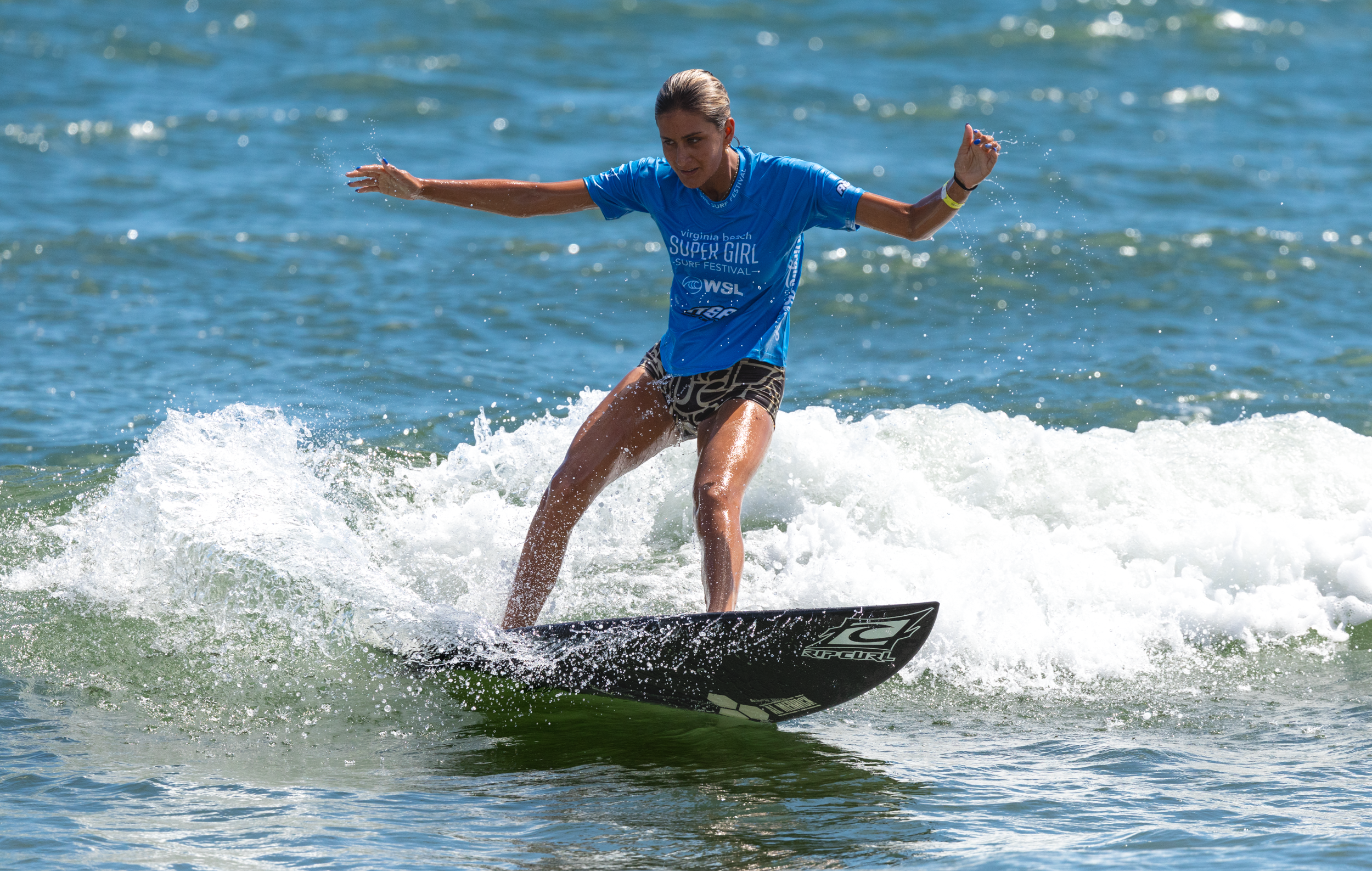 SupergirlSundayBeachLens-131.png