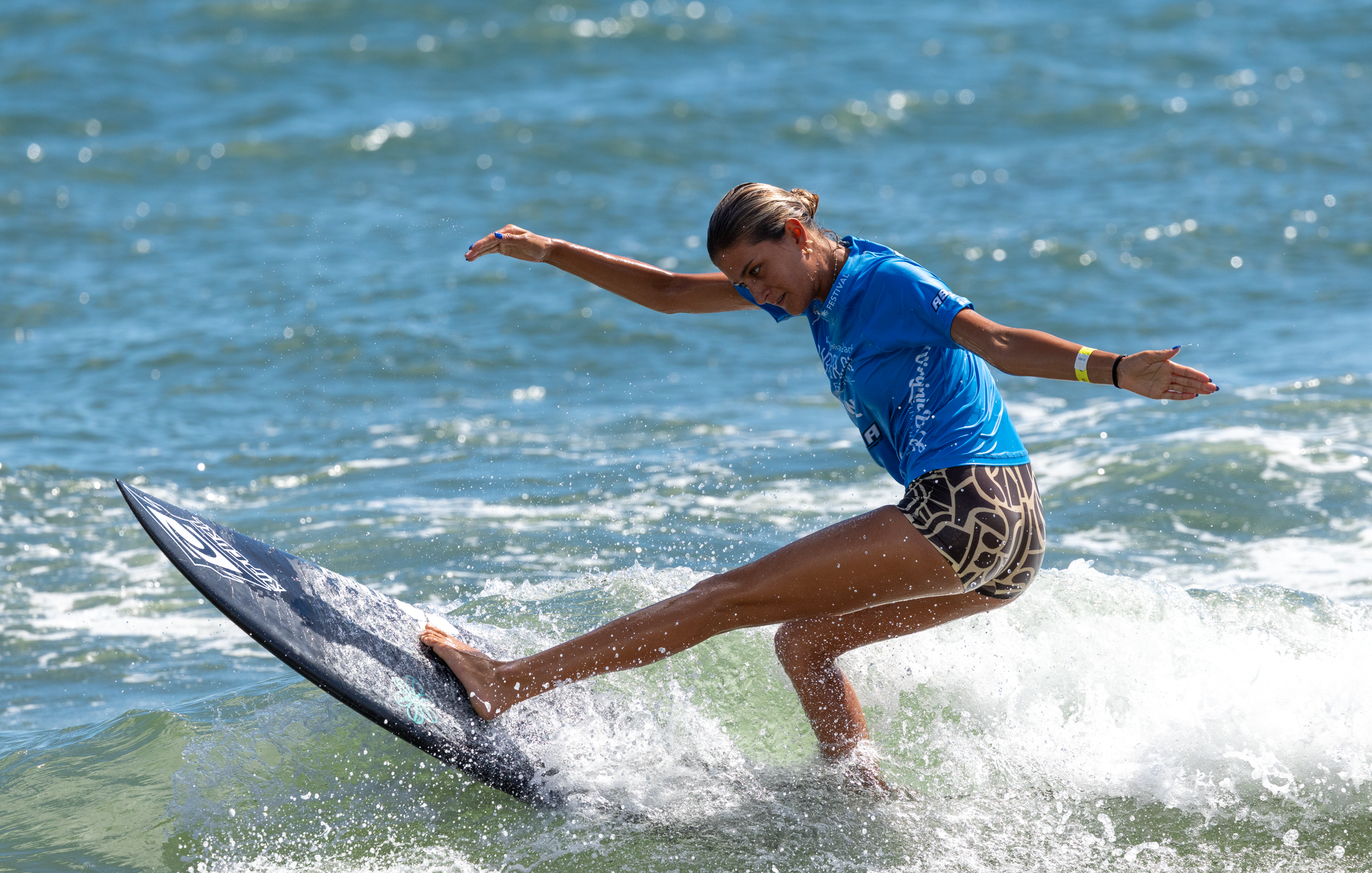 SupergirlSundayBeachLens-133.png