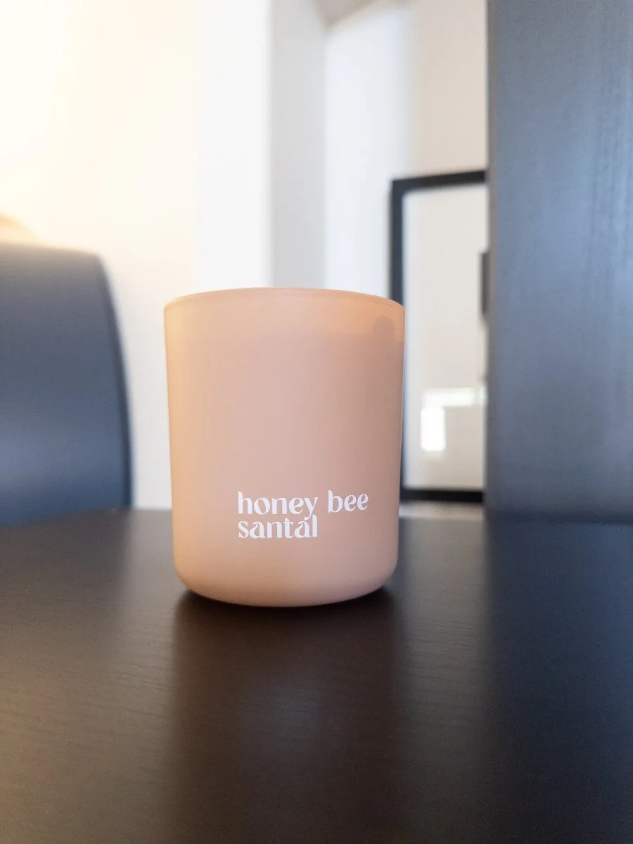 honey_bee_santal_candle_main.jpg