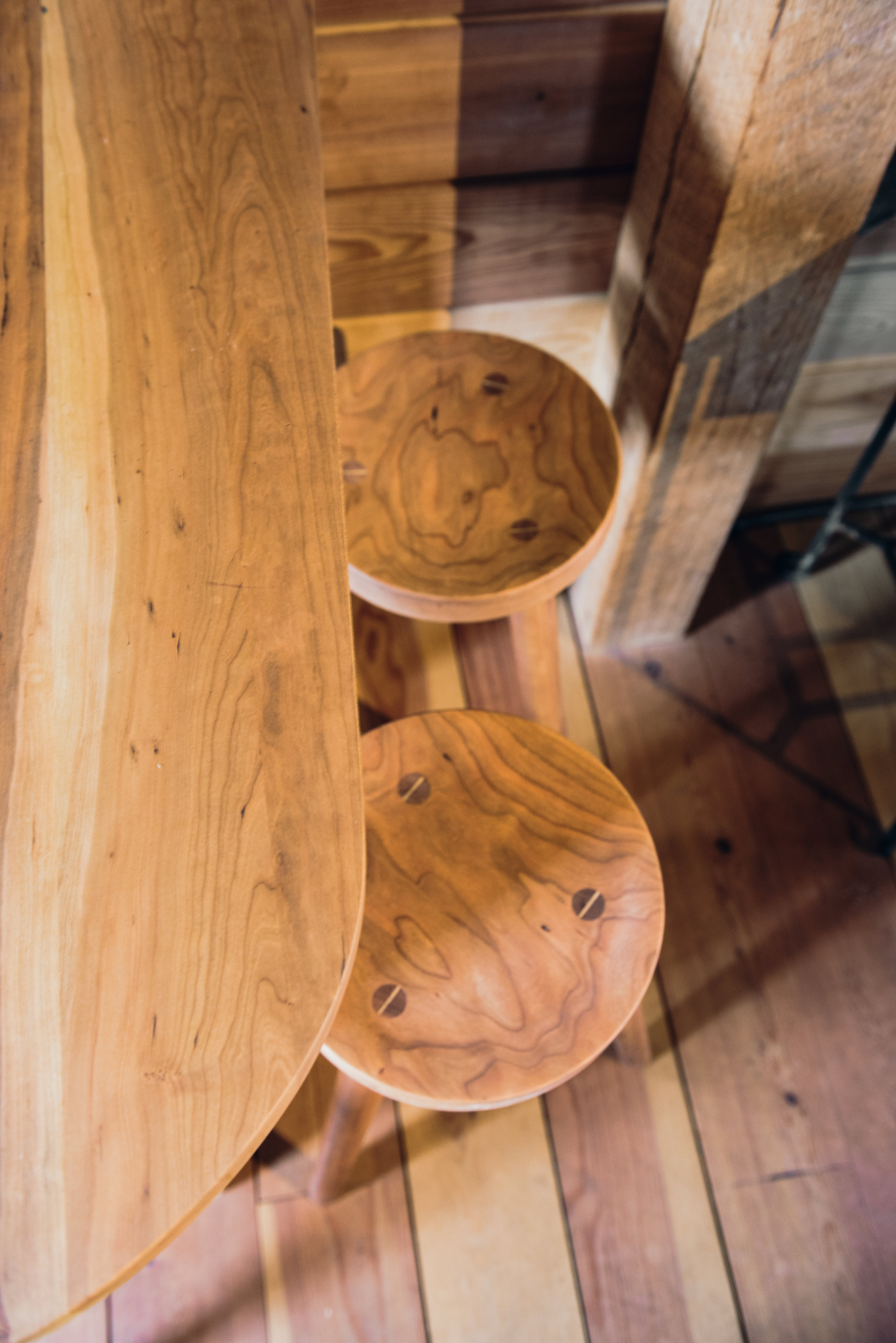 cherry wood top and round cherry stools