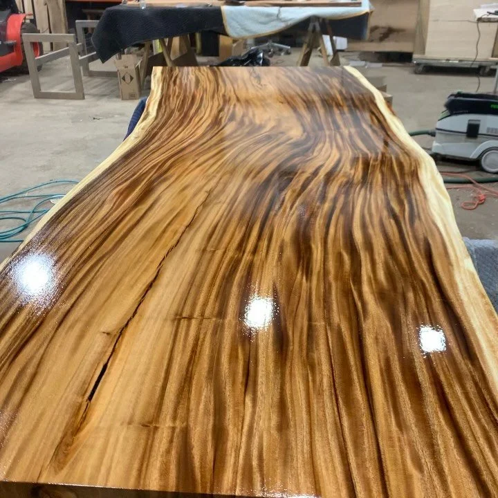 The Omega+MonkeyPod table in high gloss. Only thing better is the view 🌊 

#southshore #boston #luxury #diningtable #madeinusa
