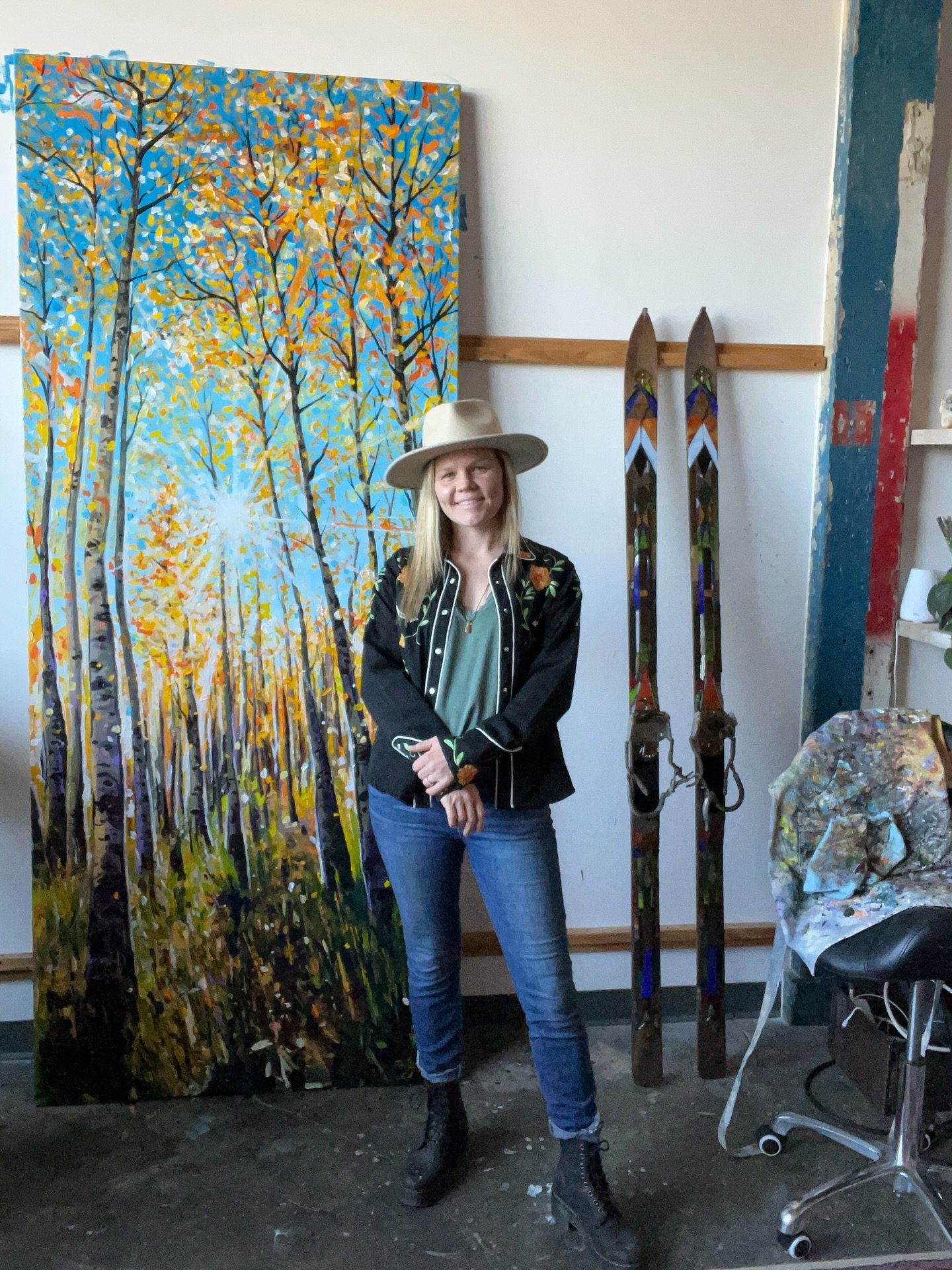 🌳Throwback Thursday ☀️ to one of my favorite past projects with one of my amazing collectors 💕 I really love the natural color palette and expressive strokes of this 8ft Aspen grove. Although this piece is abstract up close, it comes into focus as 