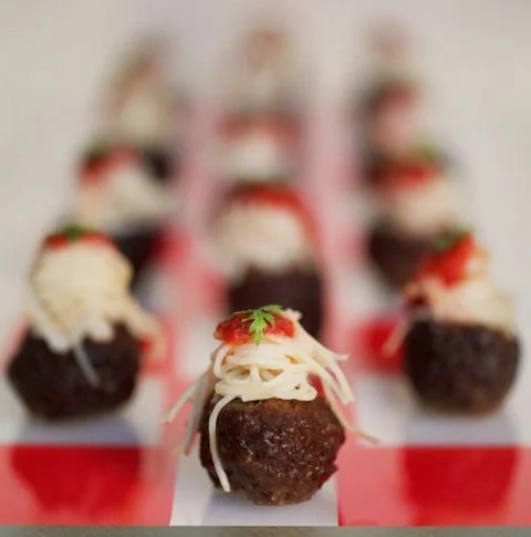 We love this inspired and re-invented way to serve spaghetti & meatballs!