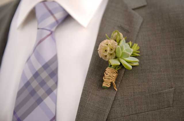 It seems that people either love or hate the succulent. I think it's so unusual and special! Pairing it with scabiosa is really unique and stunning!