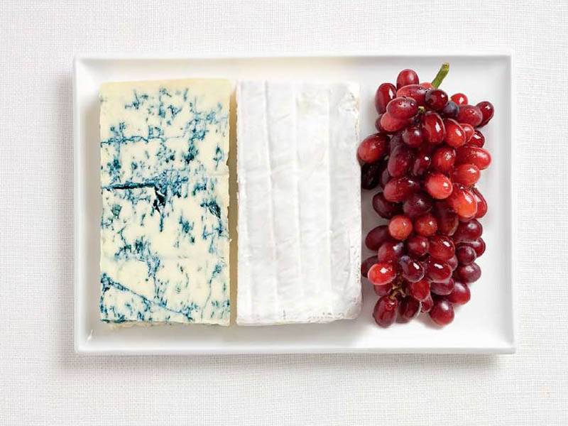 This edible French flag represents delicious bites of France - grapes (wine), Brie cheese and Roquefort. We think with a little re-engineering this concept this would make a perfect presentation at your cocktail hour!