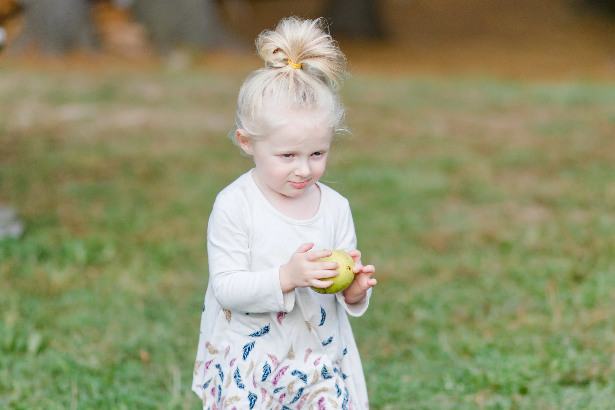 The face she made when she rolled her apple over and saw that it was rotting... UNIMPRESSED hahaha "Oh.. it's rotted."