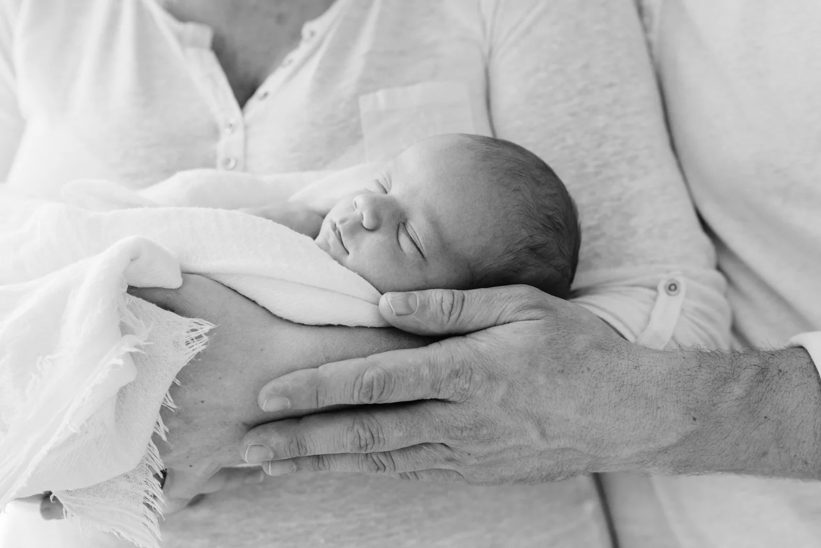 inniges bild mit neugeborenen baby in schwarz weiß