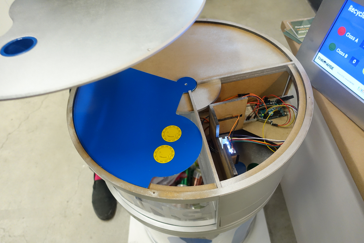 I got a peek at the internals when he was making some adjustments.