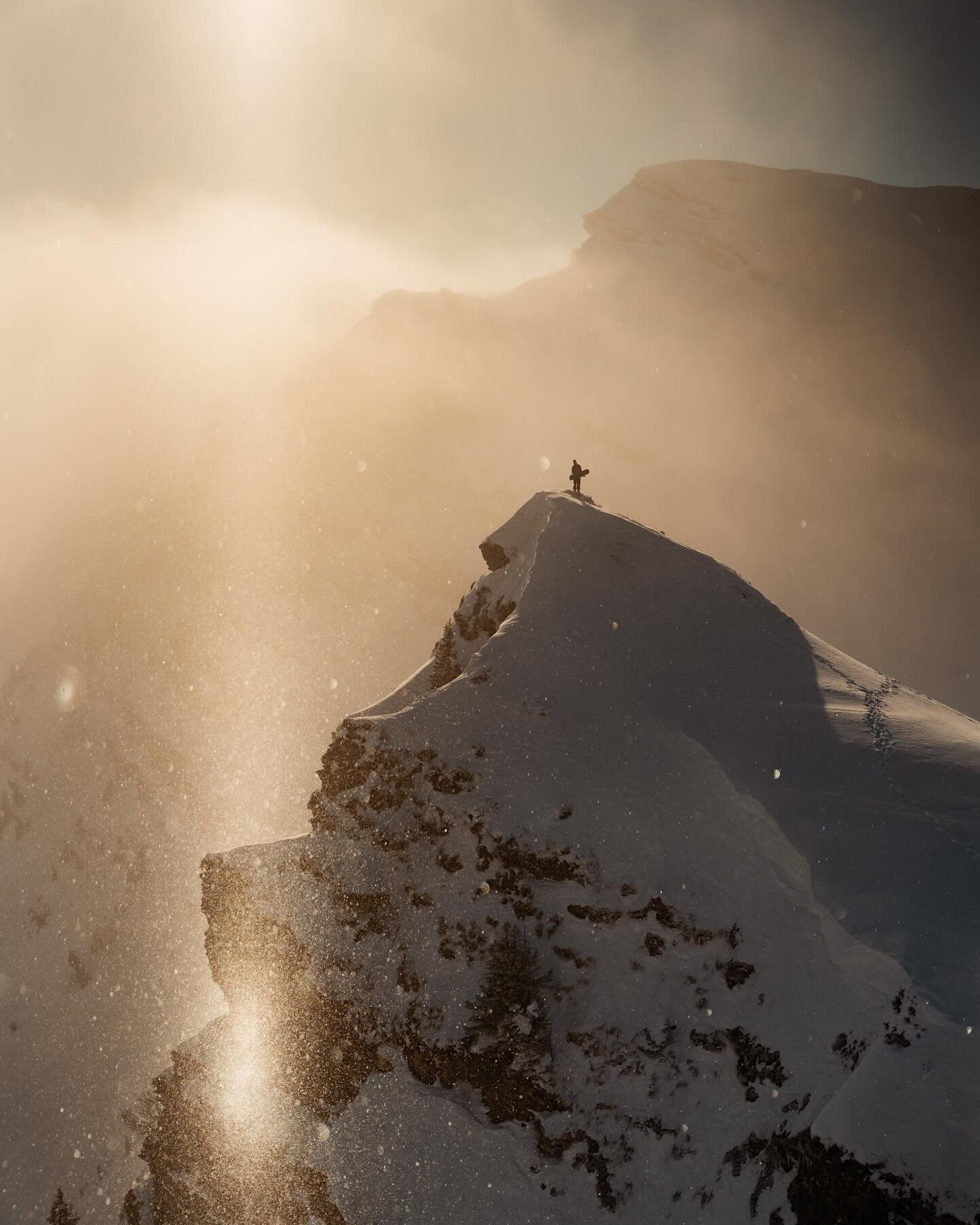 High Vis 🤝 #alwaysendeavor #LesCrosets #Champery #Valais #Wallis #Switzerland #snowboard
