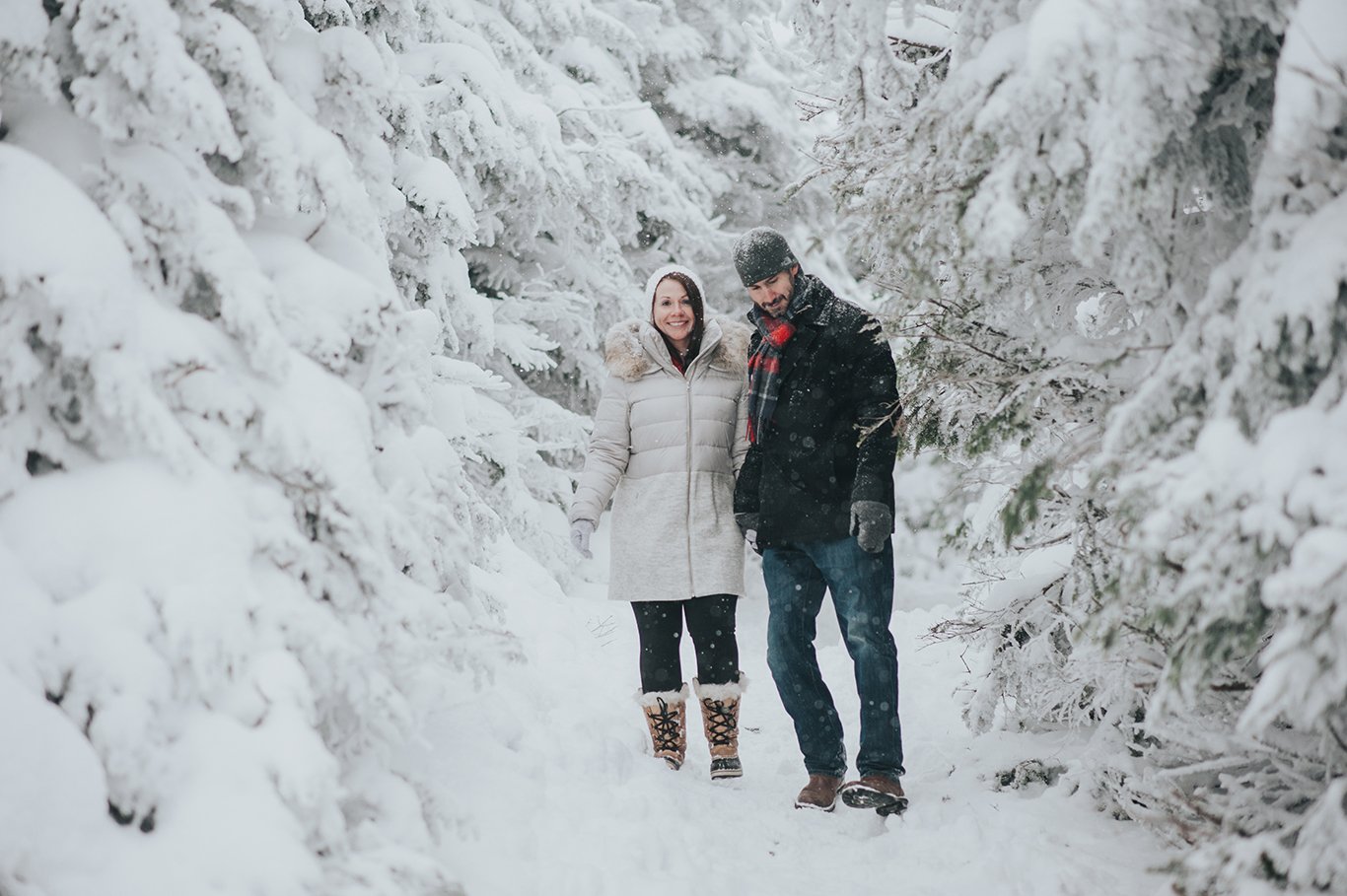 couple-vermont-winter-engagement-session-killington-peak-idena-photographer2.jpg