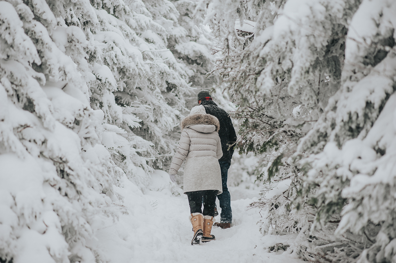 couple-walking-vermont-winter-engagement-session-killington-peak-idena-photographer.jpg