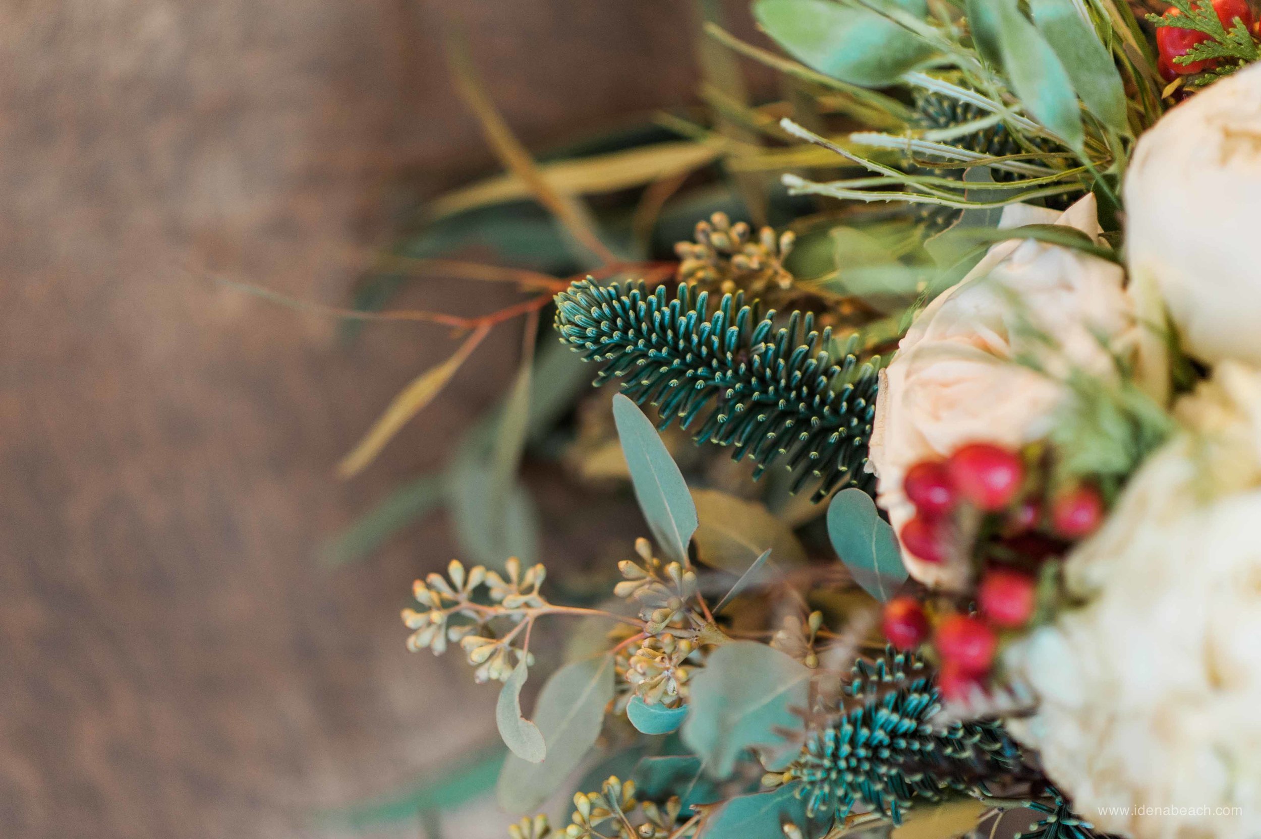  The touch of evergreen made the bouquet smell extra wintery. 