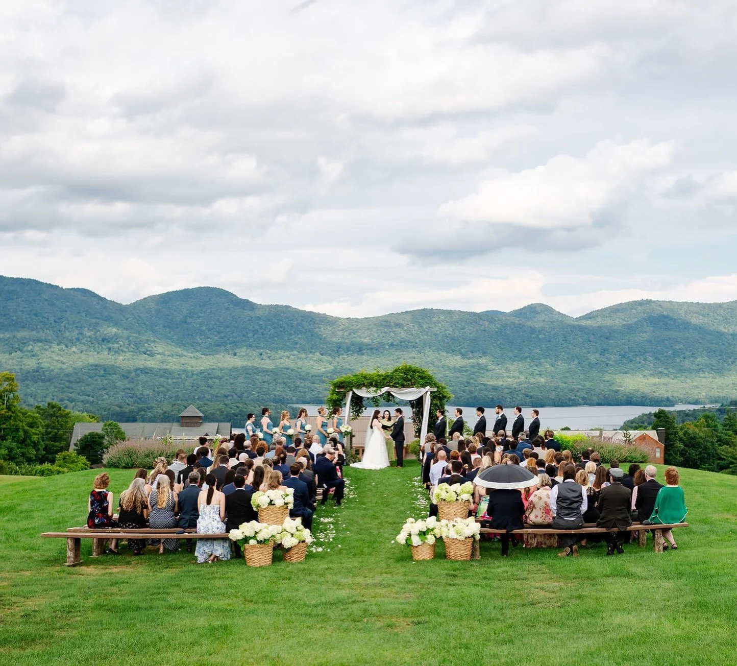 A perfect @mountaintopresort day spent with the most wonderful people ✨
.
Venue @mountaintopresort 
MUA @blushvermont 
DJ @tophatentertainment 
Cake @fancypantscakesvt