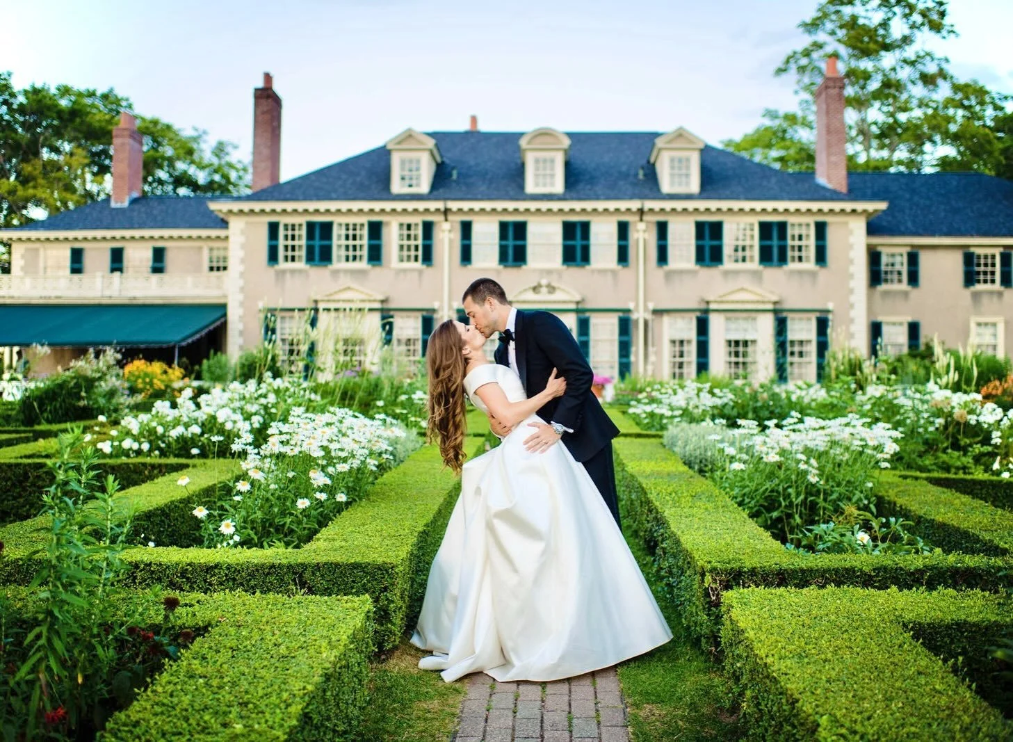 A little summer throwback in my favorite garden ✨
.
Vendors:
Venue @hildeneweddings @hildenethelincolnfamilyhome 
Planning @candicegrace_events 
Flowers @lilyofthevalleyfloristvt 
Bride MUA @makeupbyriagia 
Bridesmaids MUA @hillaryfaystudios 
Hair @h