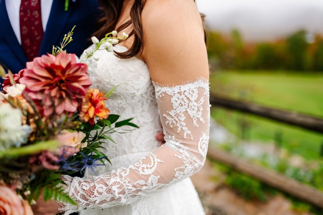 What Fall wedding dreams are made of 🤩
.
Venue @mountaintopresort 
Floral @meadowsedgemtr 
Hair @blushvermontatmountaintop @blushvermont 
Band @eastcoastsoul 
Cake @thegoosechasecakedesign 
.
#vermontwedding #vermontfallwedding #weddinginspo #vermon