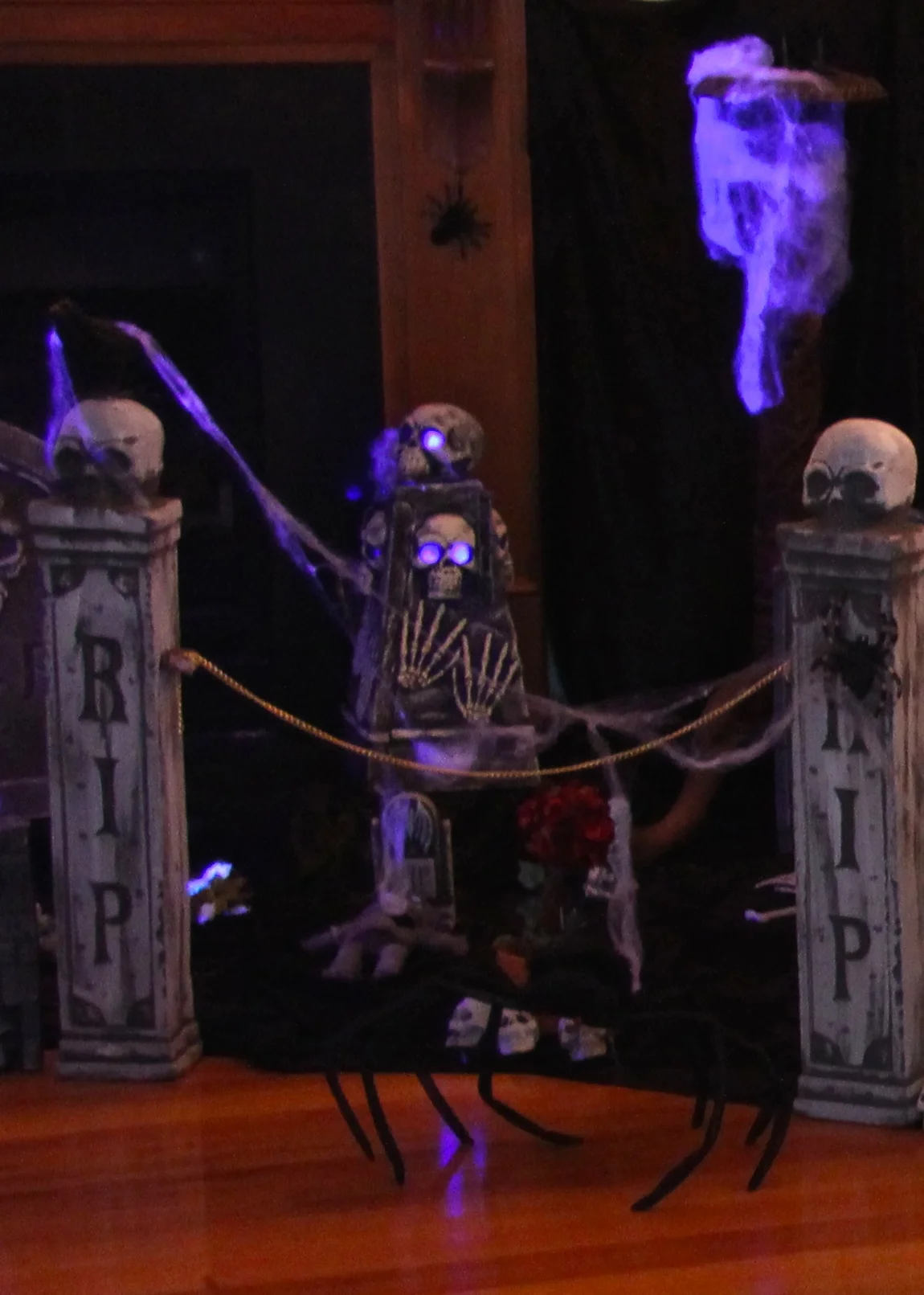 Halloween Indoor Graveyard — Chic Party Ideas