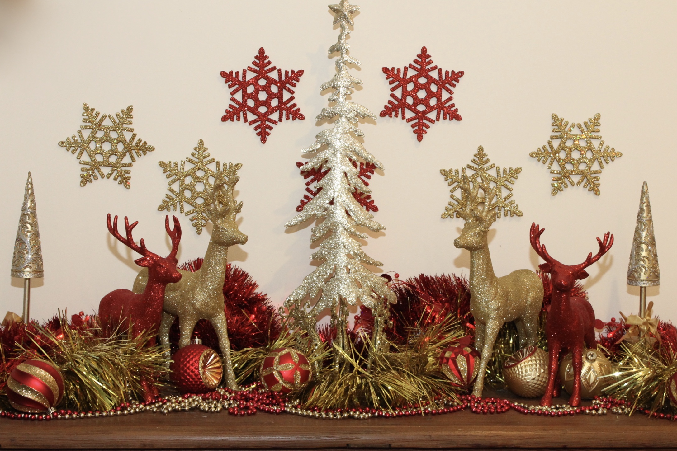 Christmas Table Setting Red and Gold  Christmas Decorations — Chic