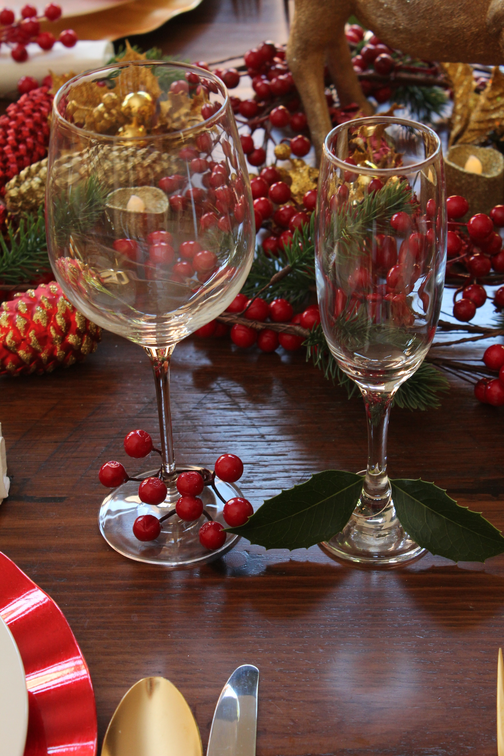 Christmas Table Setting Red and Gold - Christmas Decorations — Chic ...